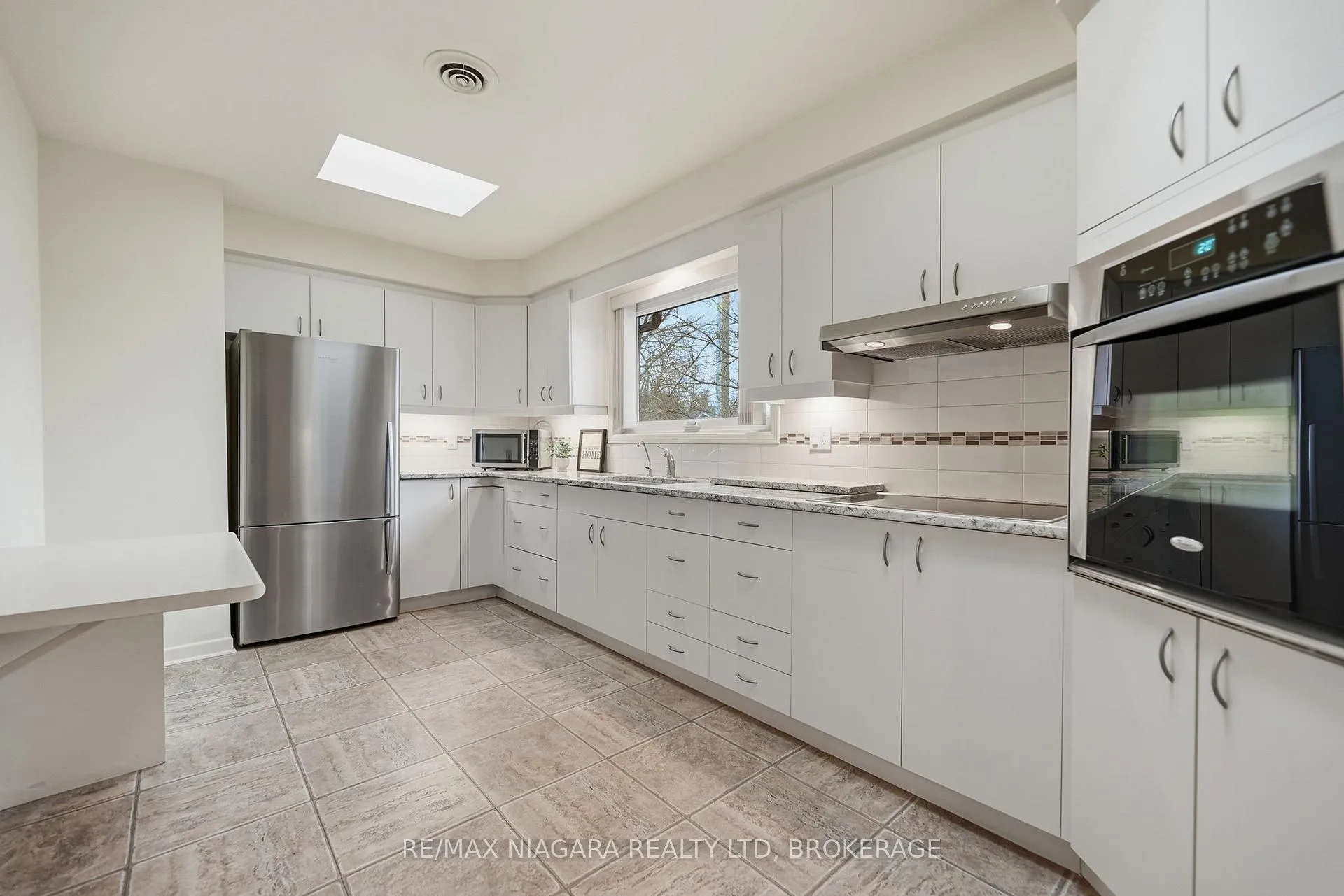 Photo 9 of 1 Springbank Drive, St. Catharines, Ridley — HOMEH