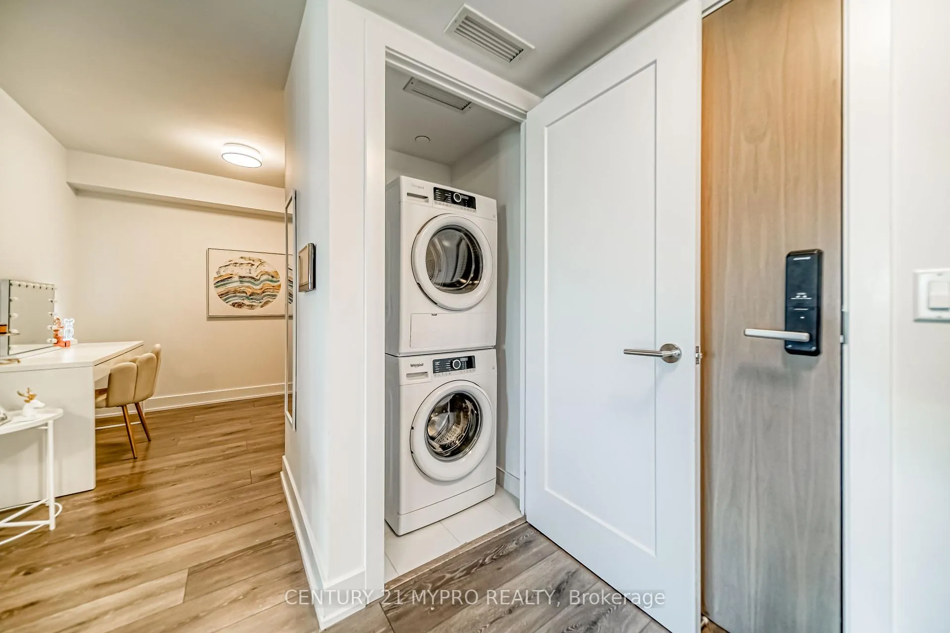 Photo 6 of Unit 1621, 585 Bloor Street E, Toronto, North St. James Town — HOMEH