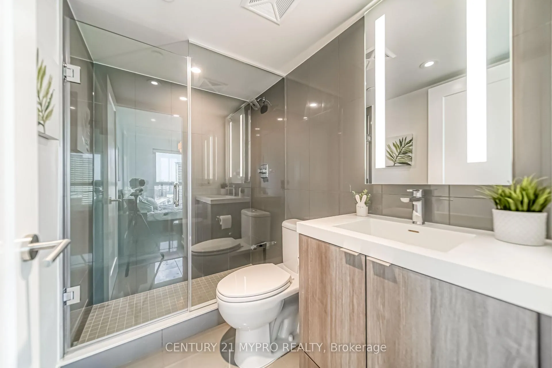 Photo 26 of Unit 1621, 585 Bloor Street E, Toronto, North St. James Town — HOMEH