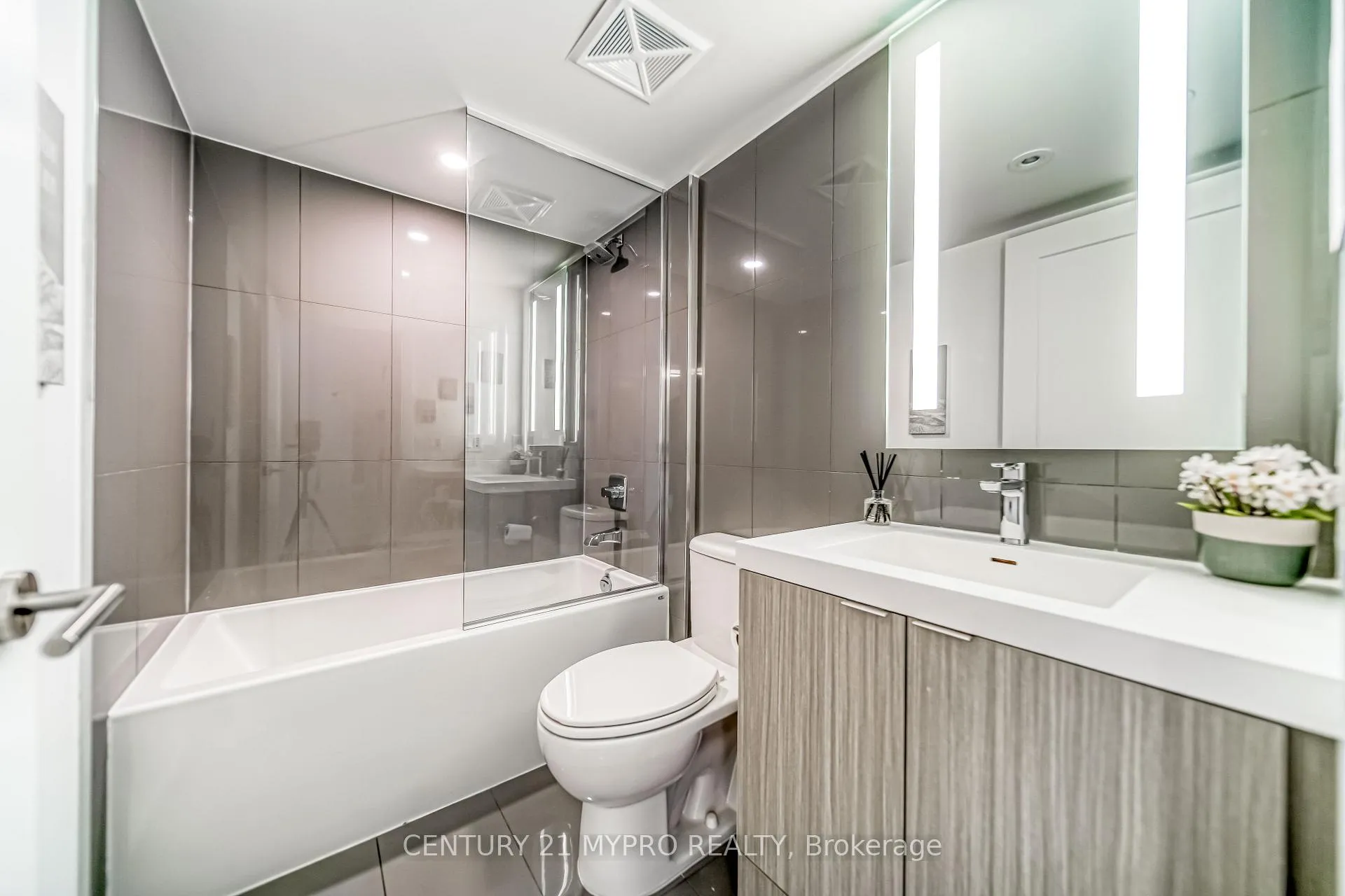 Photo 28 of Unit 1621, 585 Bloor Street E, Toronto, North St. James Town — HOMEH