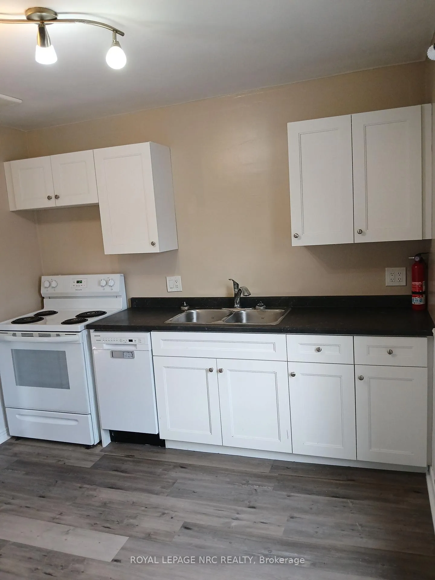 Photo 3 of Unit Upper Unit, 10 Beech Street, St. Catharines, Downtown — HOMEH