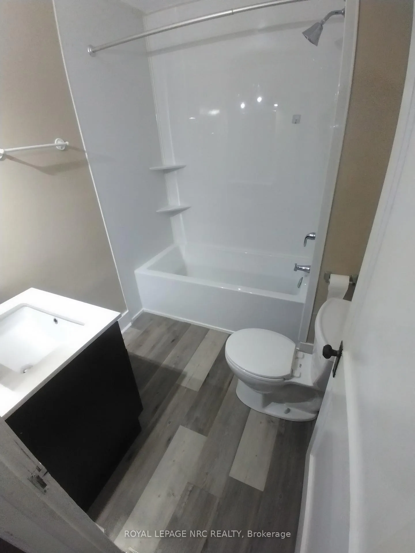 Photo 6 of Unit Upper Unit, 10 Beech Street, St. Catharines, Downtown — HOMEH