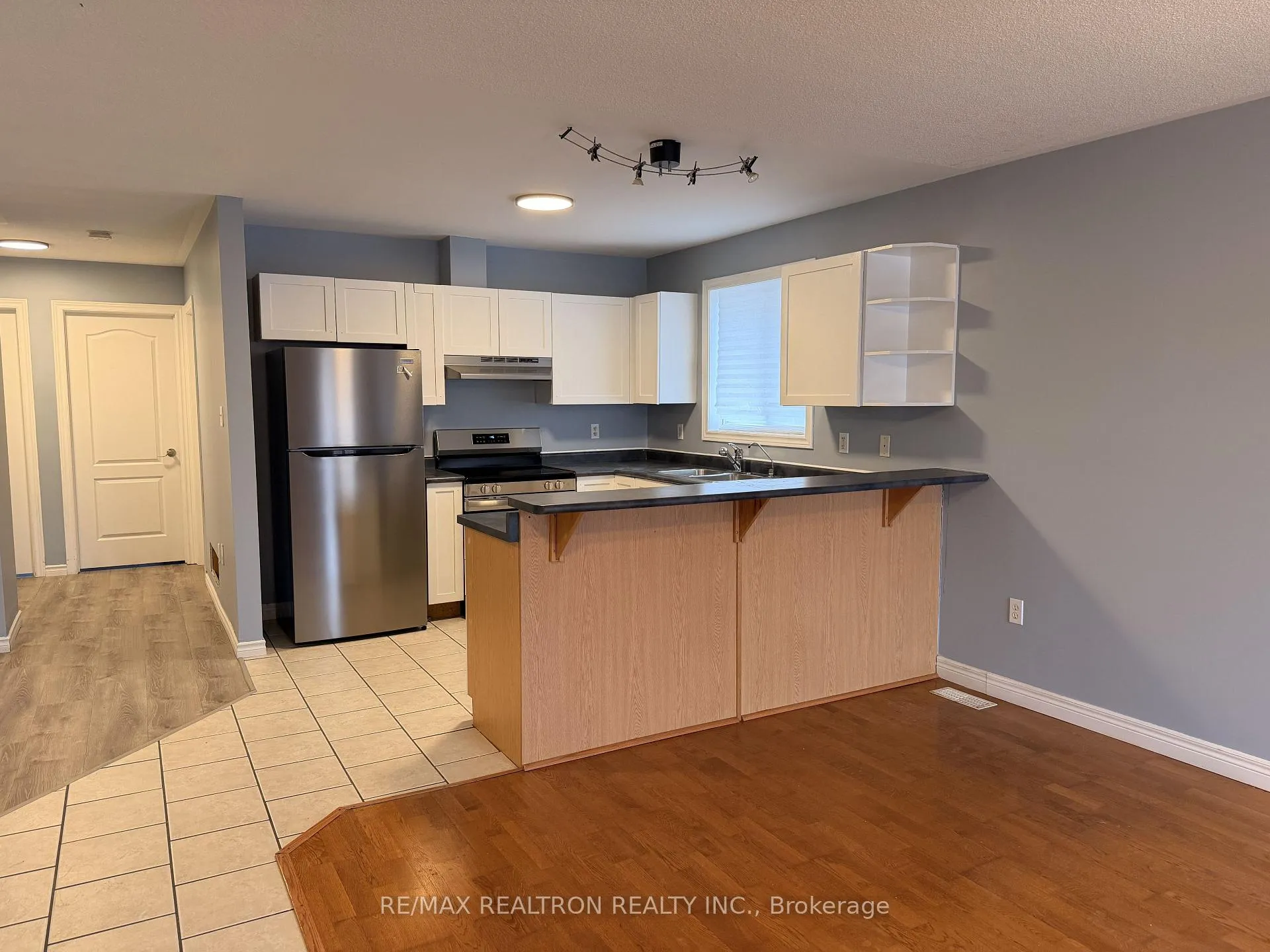 Photo 4 of Unit Upper, 323 Johnson Street, Barrie, Georgian Drive — HOMEH