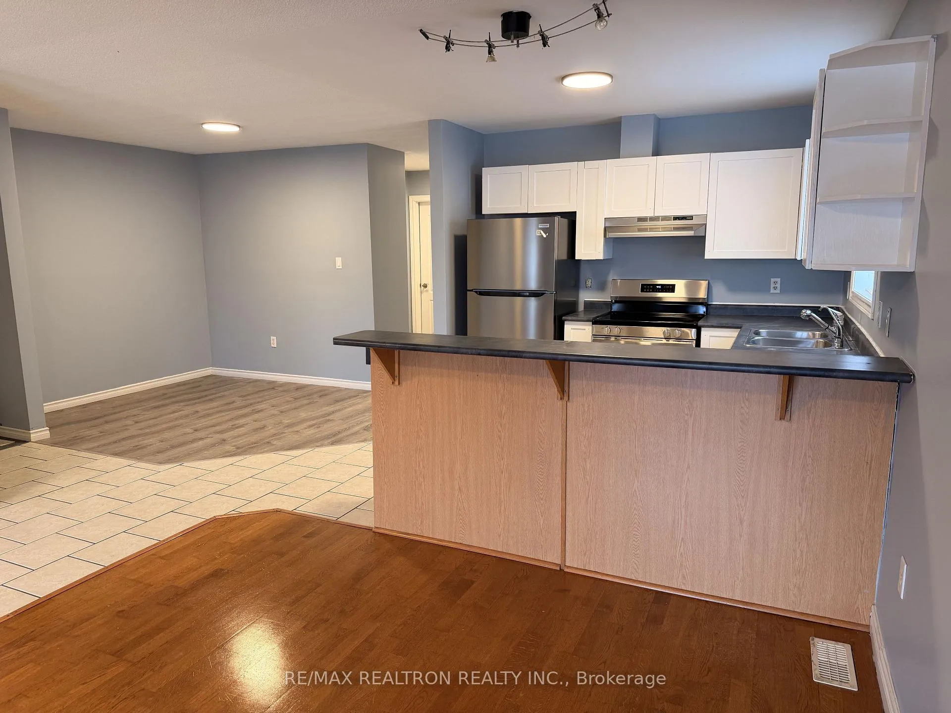 Photo 5 of Unit Upper, 323 Johnson Street, Barrie, Georgian Drive — HOMEH