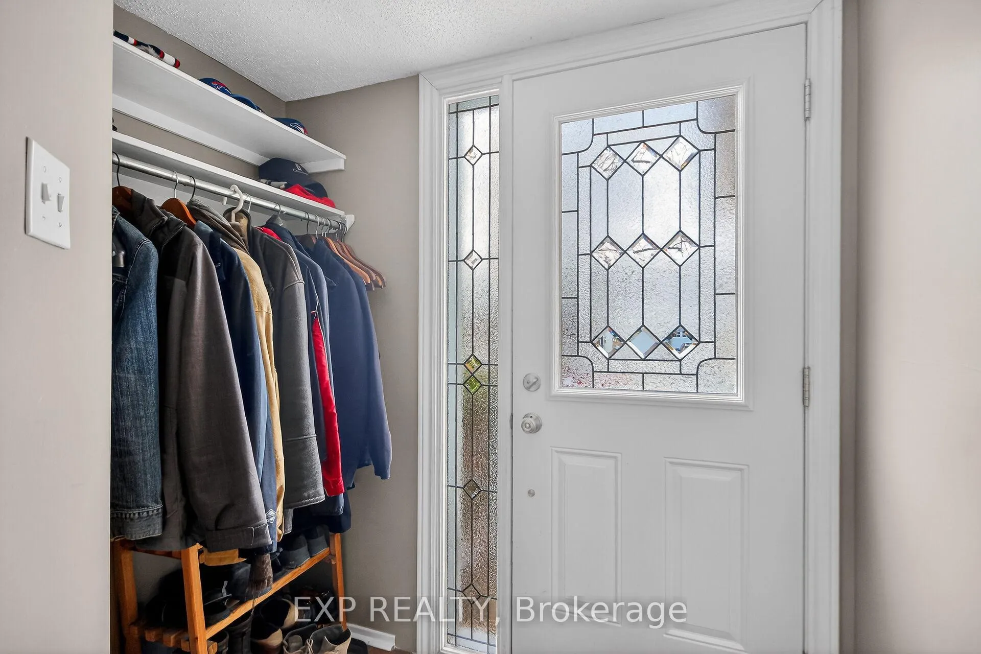 Photo 3 of 43 Hummingbird Crescent, Ottawa, Barrhaven - Cedargrove/Fraserdale — HOMEH