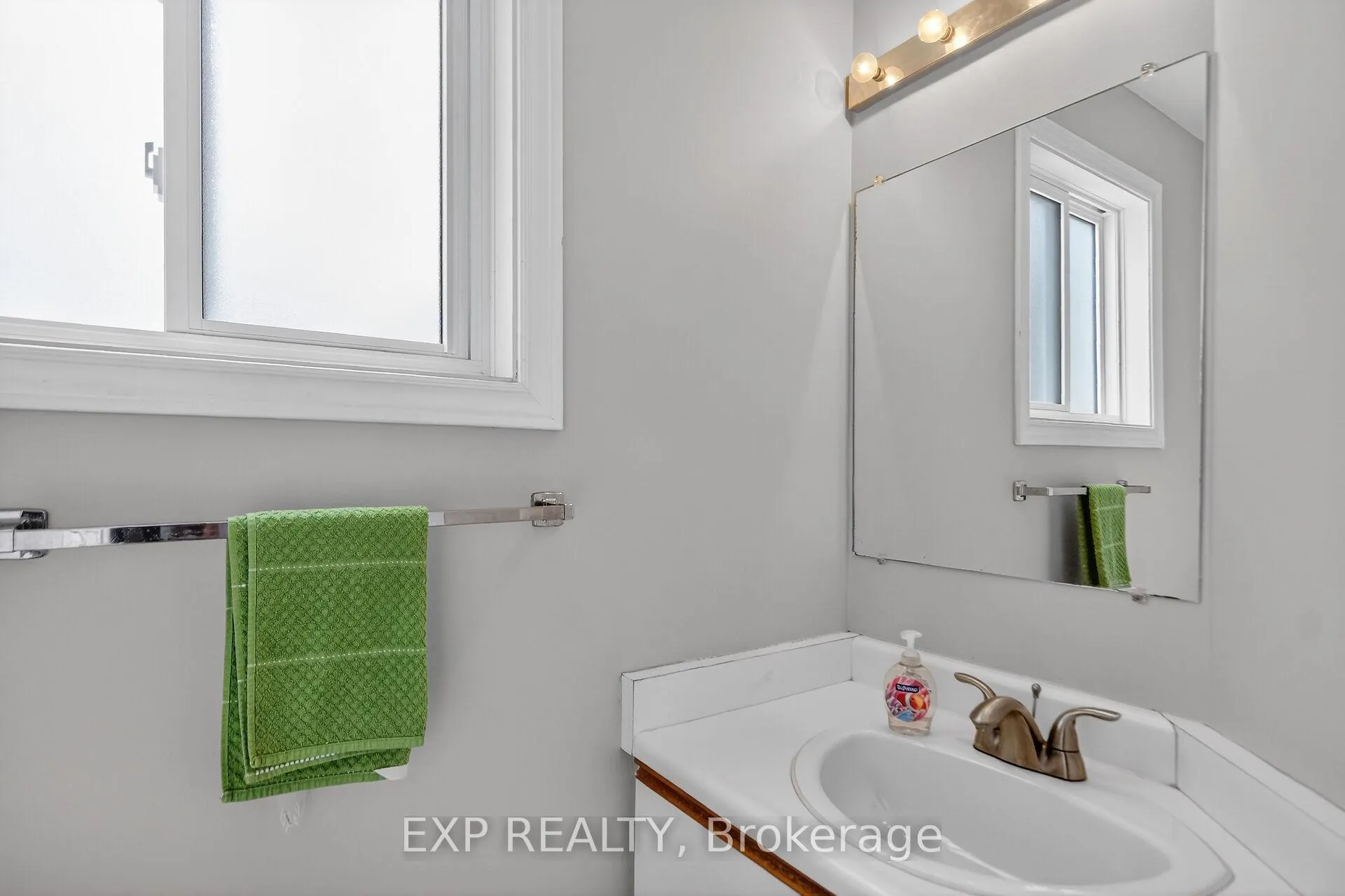Photo 4 of 43 Hummingbird Crescent, Ottawa, Barrhaven - Cedargrove/Fraserdale — HOMEH
