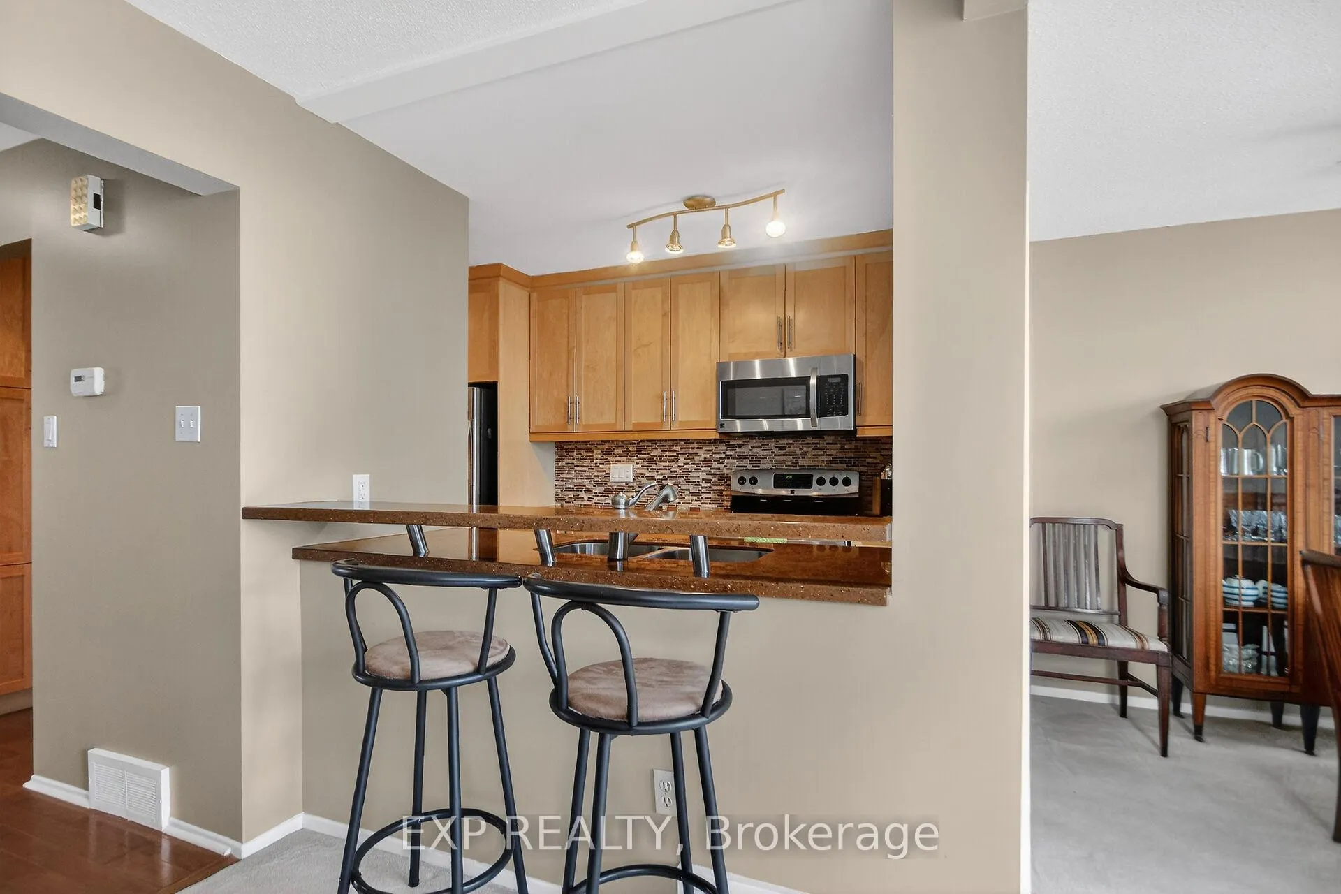 Photo 12 of 43 Hummingbird Crescent, Ottawa, Barrhaven - Cedargrove/Fraserdale — HOMEH