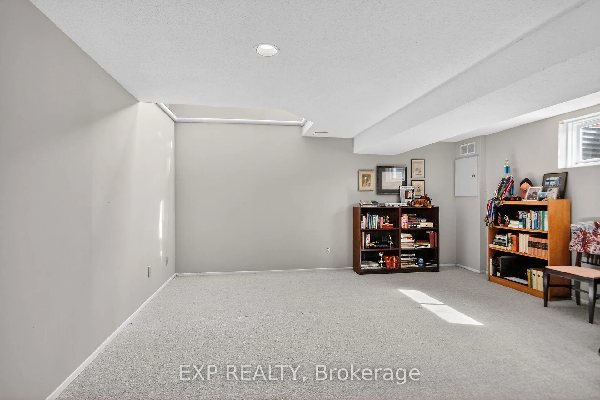 Photo 34 of 43 Hummingbird Crescent, Ottawa, Barrhaven - Cedargrove/Fraserdale — HOMEH