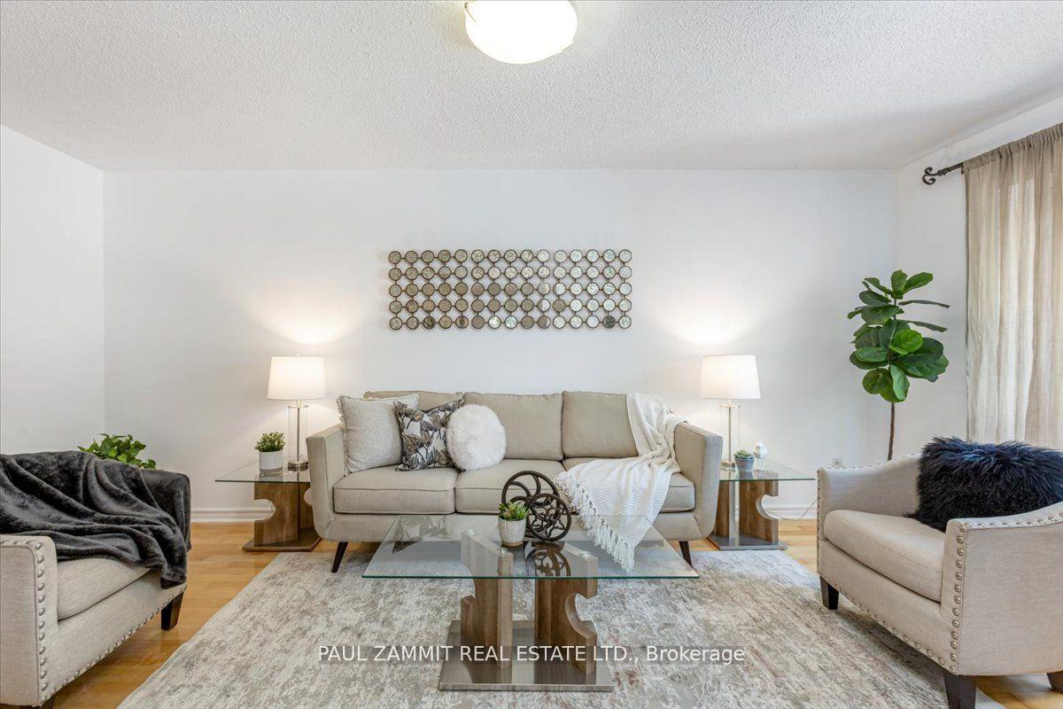 Photo 4 of 70 Braeburn Drive, Markham, Aileen-Willowbrook — HOMEH
