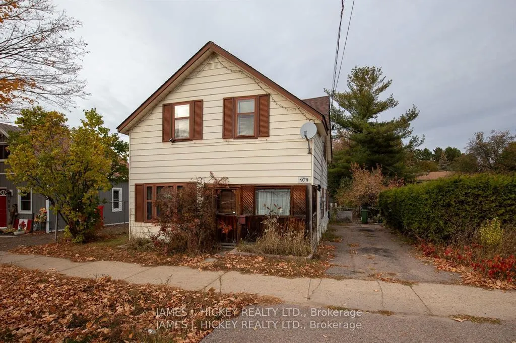 Front of 979 Lea Street