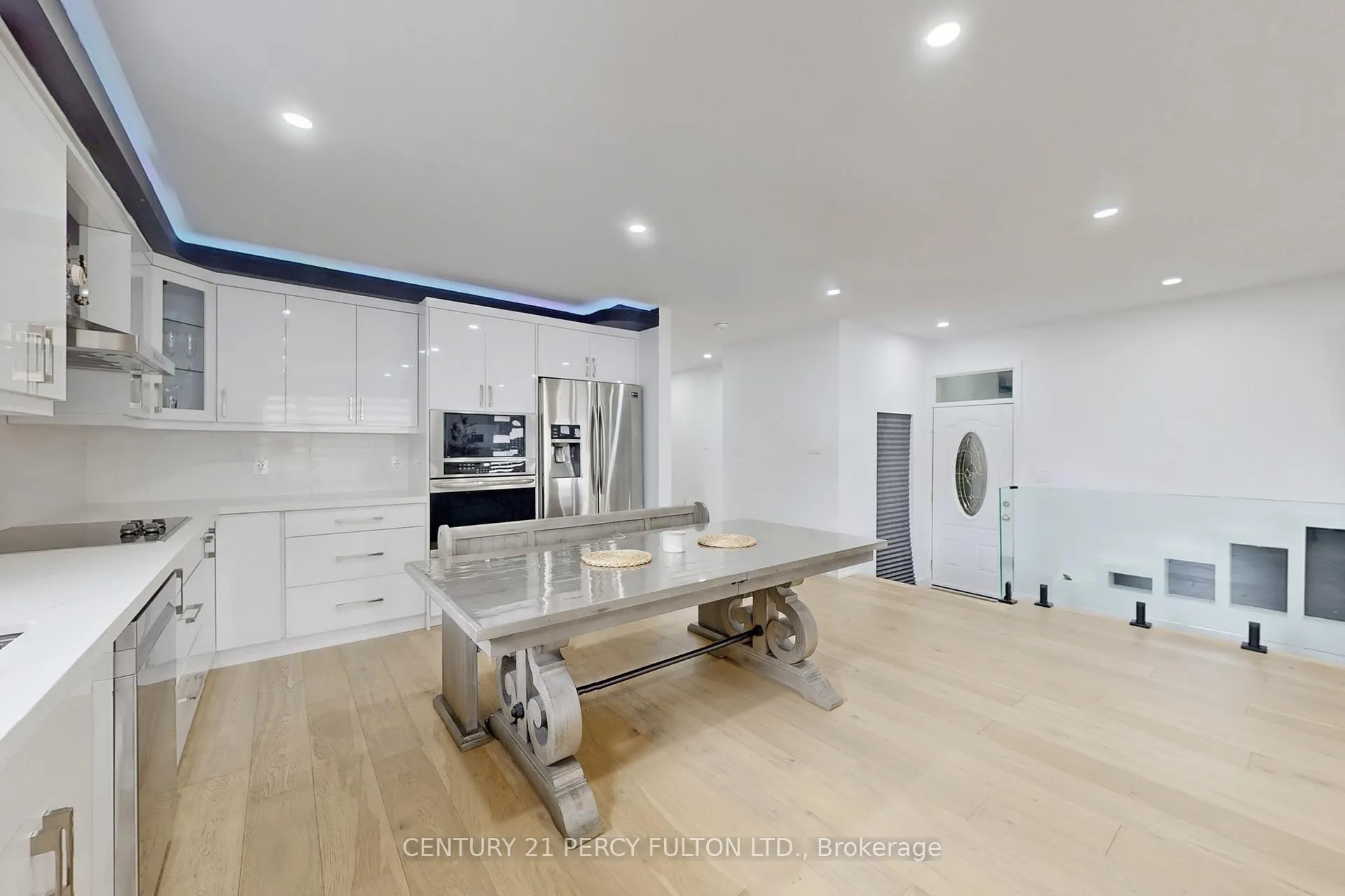 Photo 11 of 26 Farley Crescent, Etobicoke, Willowridge-Martingrove-Richview — HOMEH