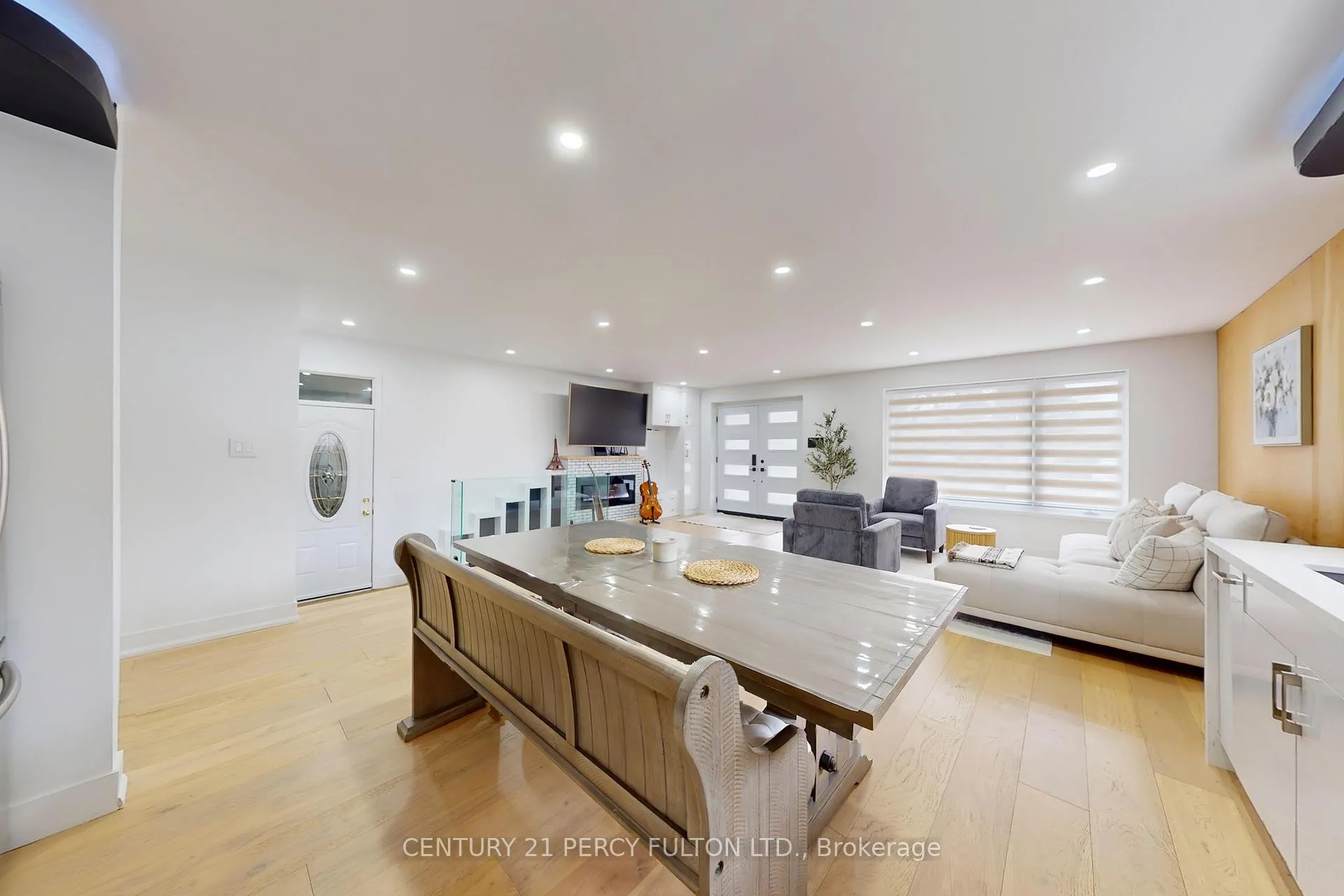 Photo 12 of 26 Farley Crescent, Etobicoke, Willowridge-Martingrove-Richview — HOMEH