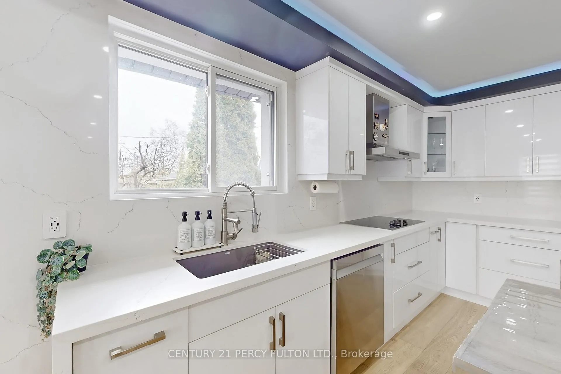 Photo 13 of 26 Farley Crescent, Etobicoke, Willowridge-Martingrove-Richview — HOMEH