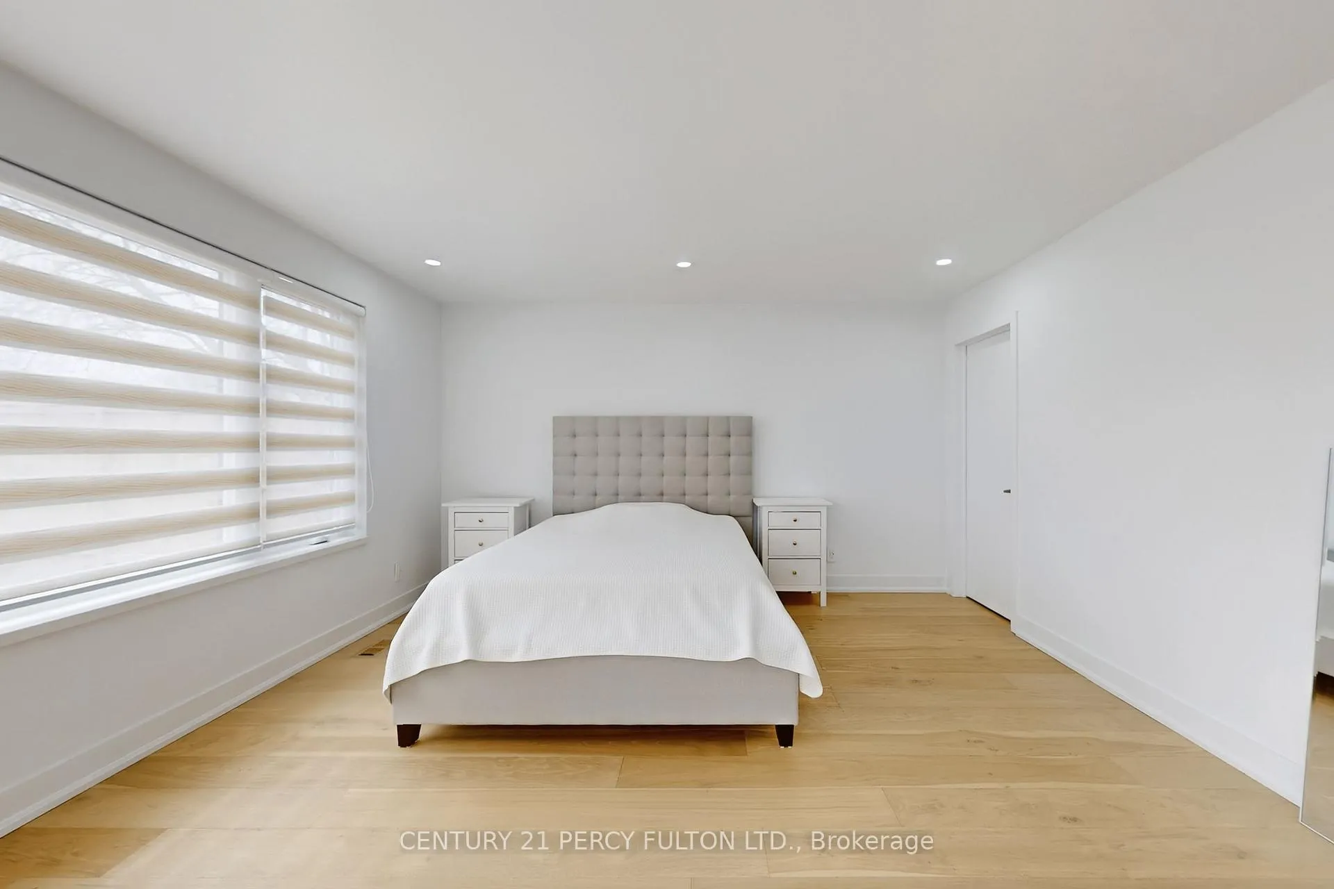 Photo 16 of 26 Farley Crescent, Etobicoke, Willowridge-Martingrove-Richview — HOMEH