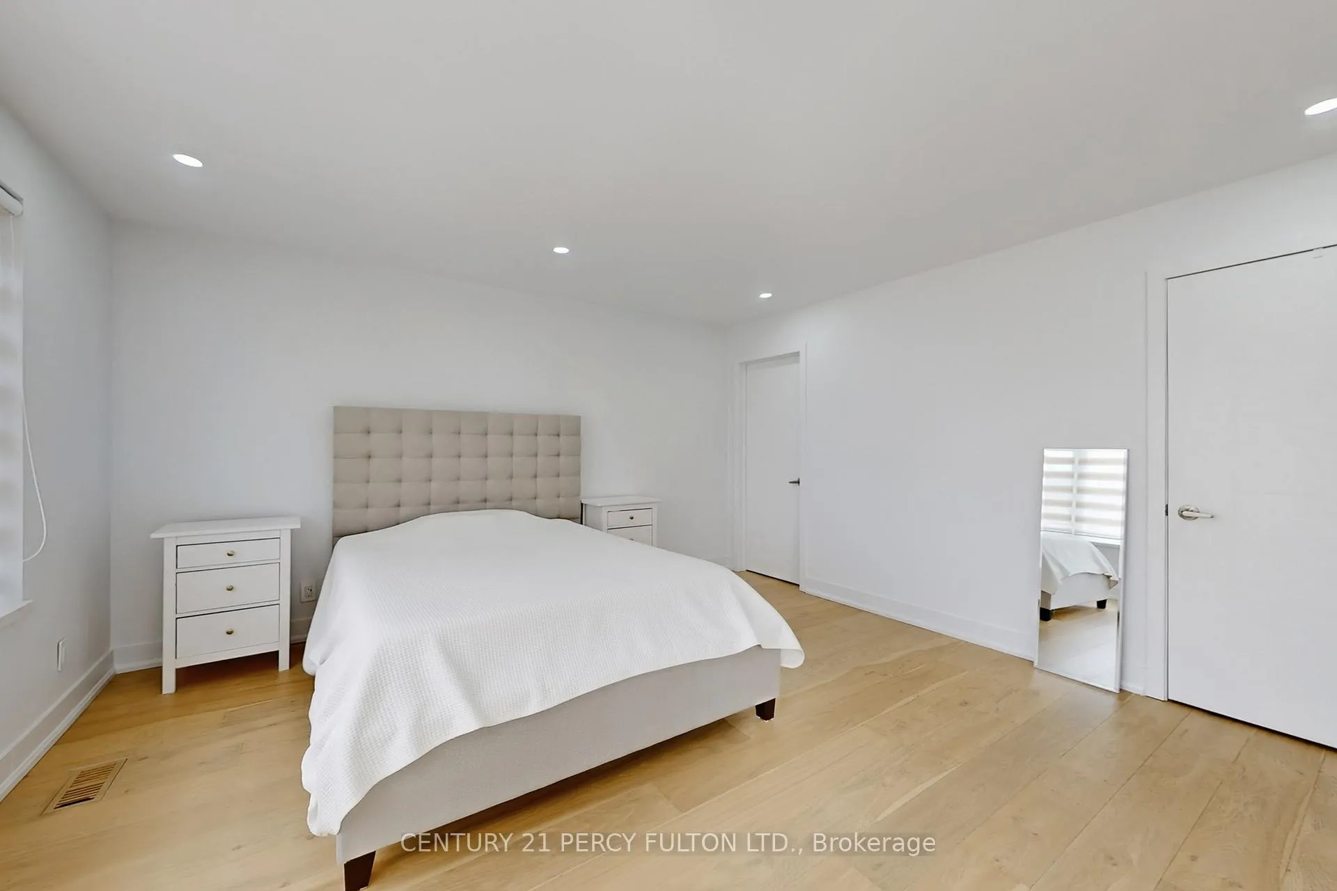 Photo 17 of 26 Farley Crescent, Etobicoke, Willowridge-Martingrove-Richview — HOMEH