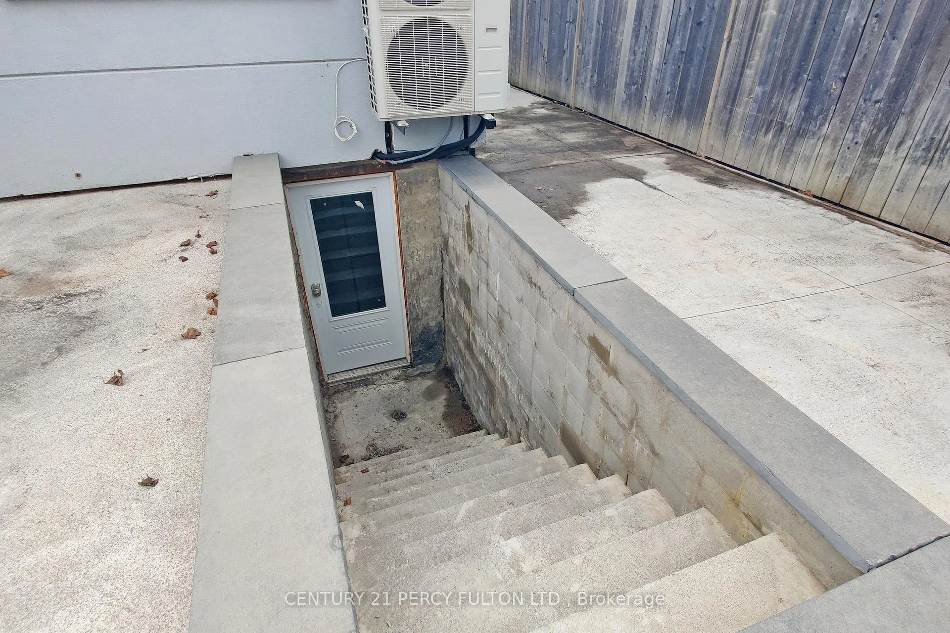 Photo 36 of 26 Farley Crescent, Etobicoke, Willowridge-Martingrove-Richview — HOMEH