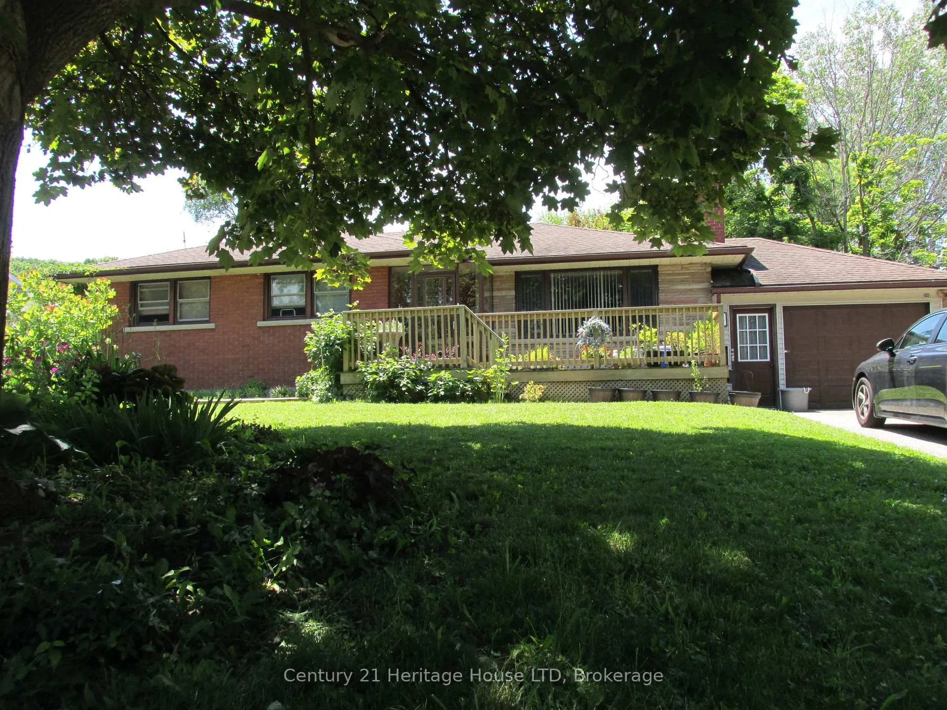 Front of 6 East Hampton Road