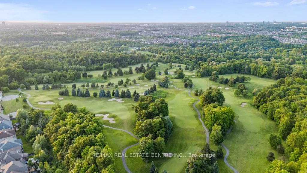 Photo 5 of 10 Crown Forest Court, Brampton, Bram West — HOMEH
