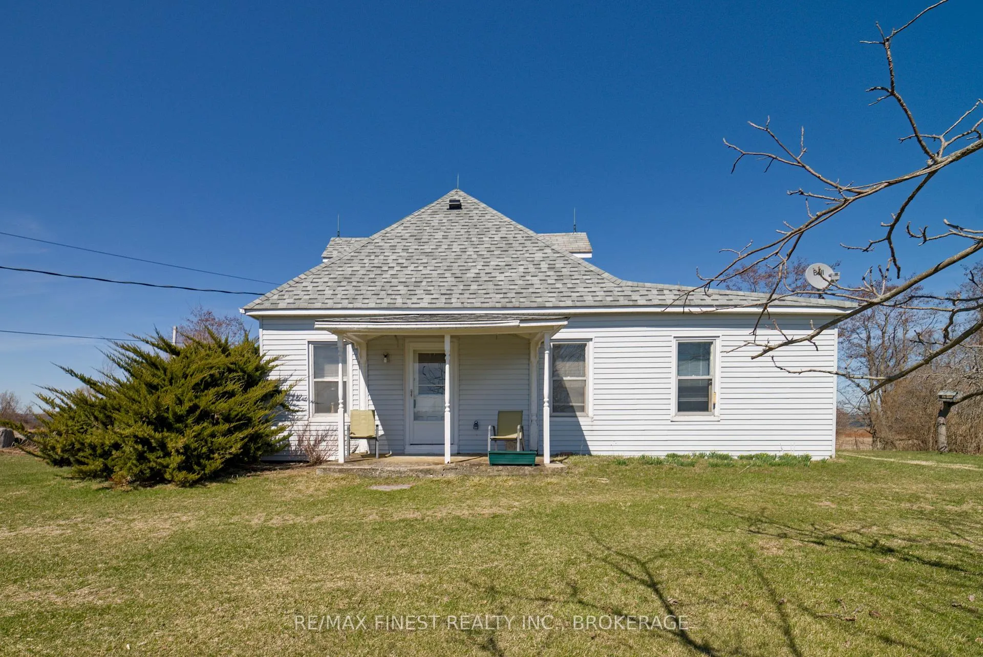 Photo 3 of 10 Front Road, Loyalist, Lennox and Addington - South — HOMEH