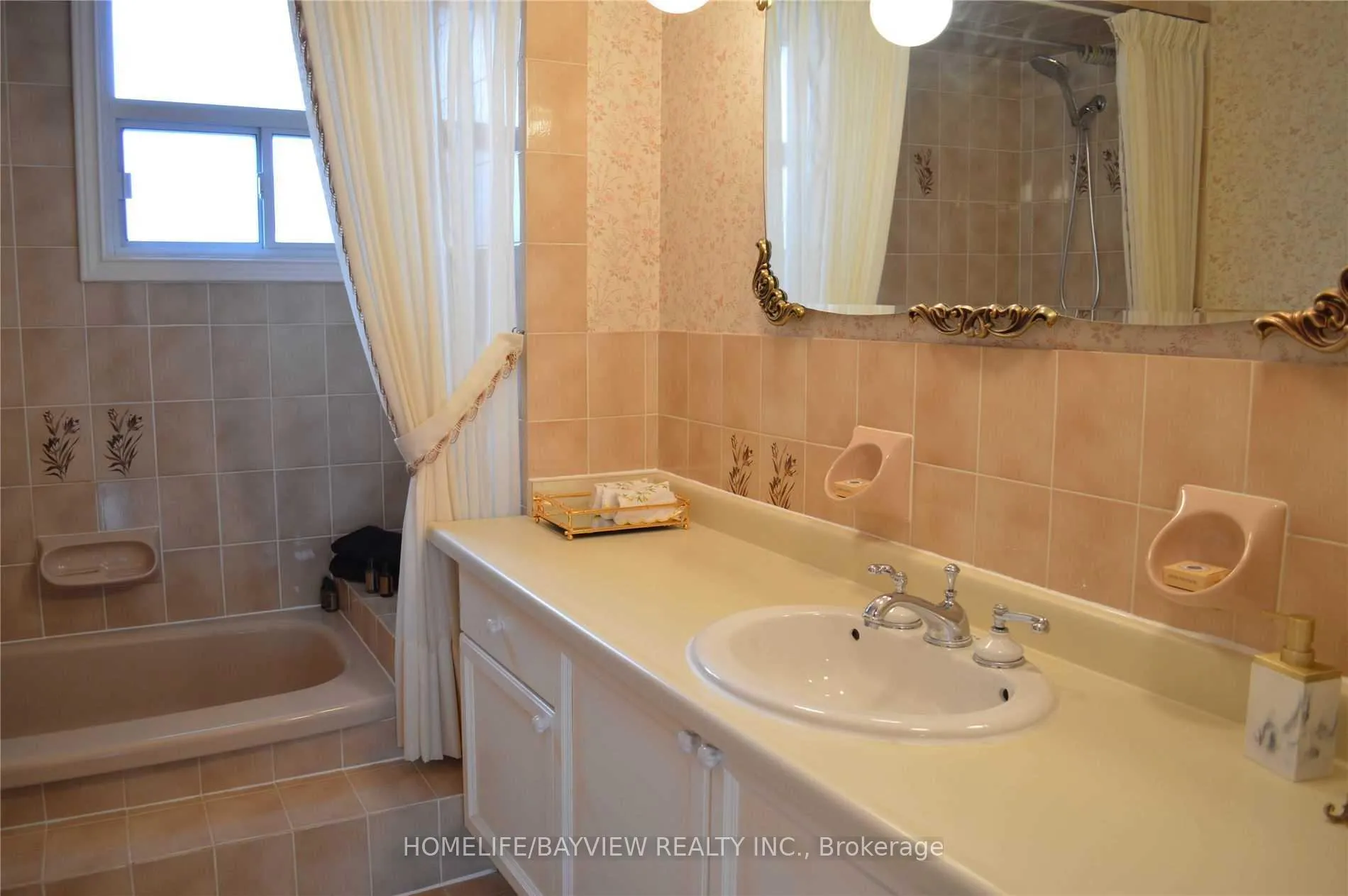 Photo 12 of 23 Arrowhead Drive, Vaughan, East Woodbridge — HOMEH