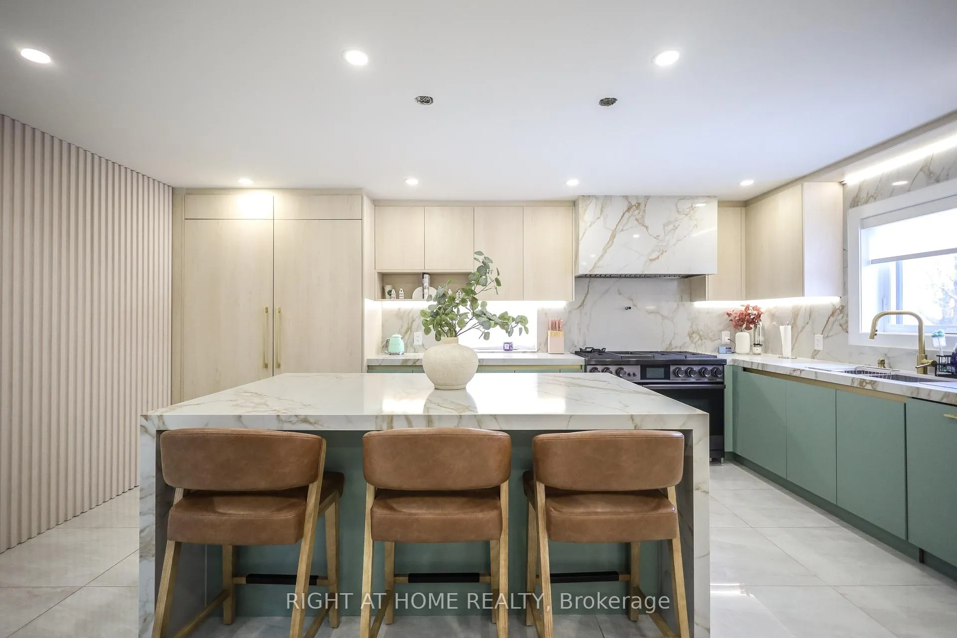 Photo 3 of 11 Sparta Road, North York, Maple Leaf — HOMEH