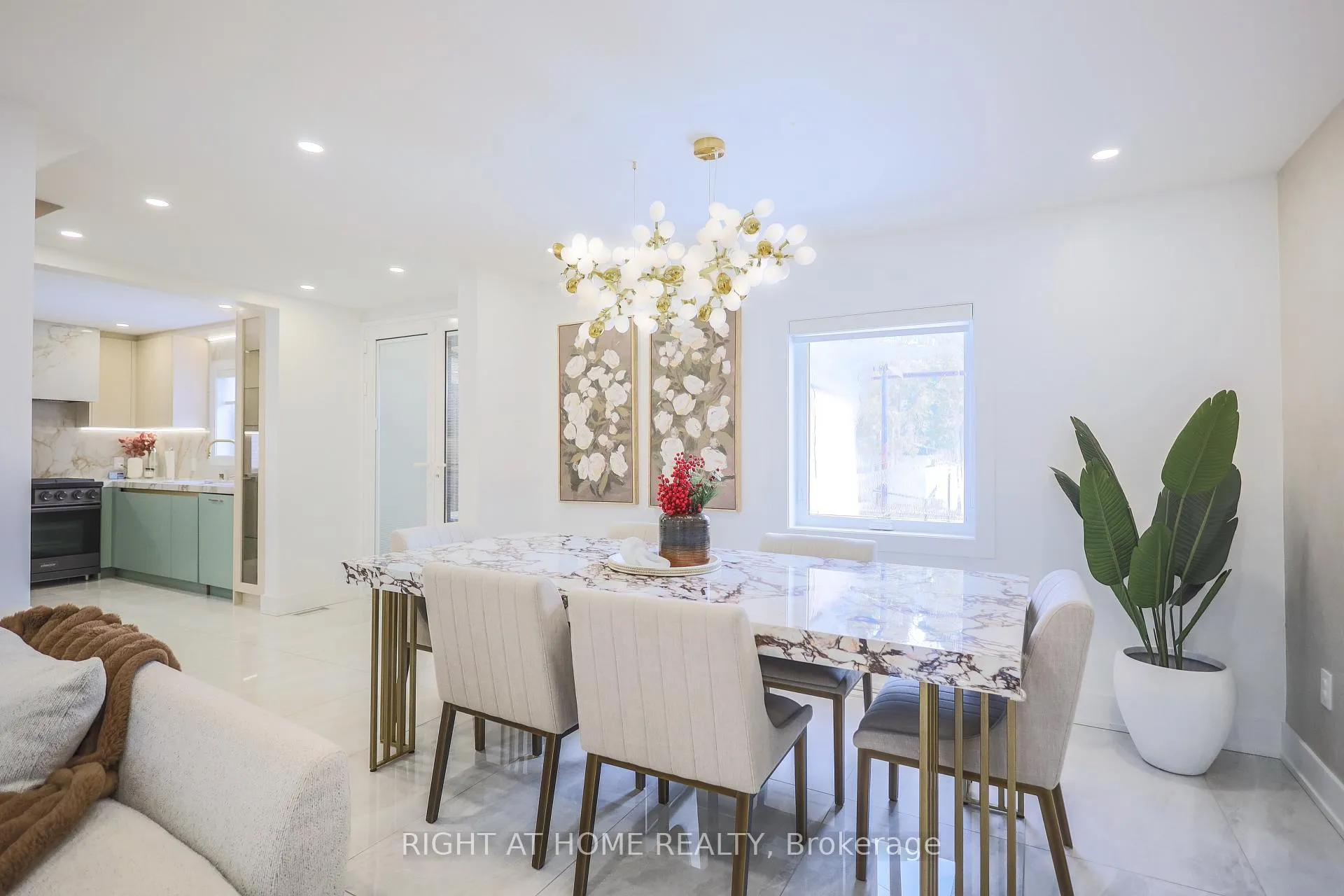 Photo 5 of 11 Sparta Road, North York, Maple Leaf — HOMEH
