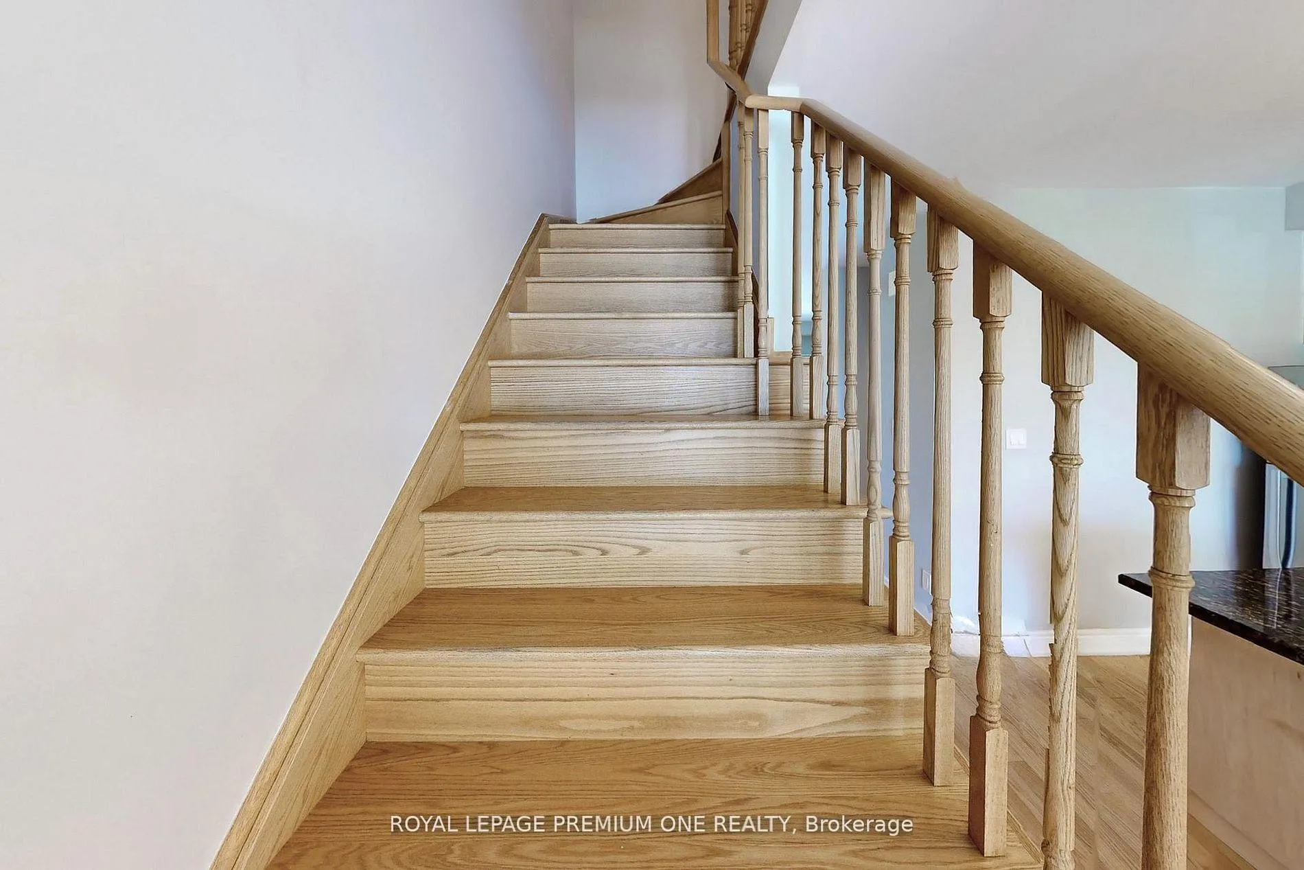 Photo 9 of 71 Dryden Way, Etobicoke, Willowridge-Martingrove-Richview — HOMEH