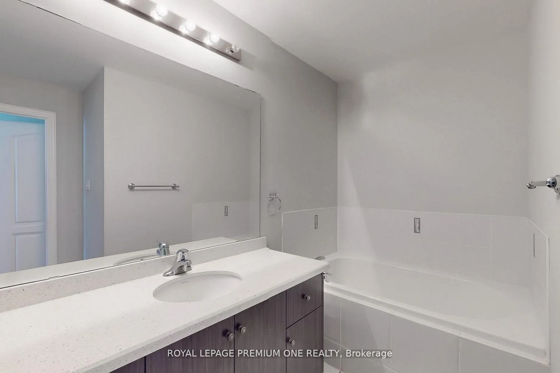 Photo 13 of 71 Dryden Way, Etobicoke, Willowridge-Martingrove-Richview — HOMEH