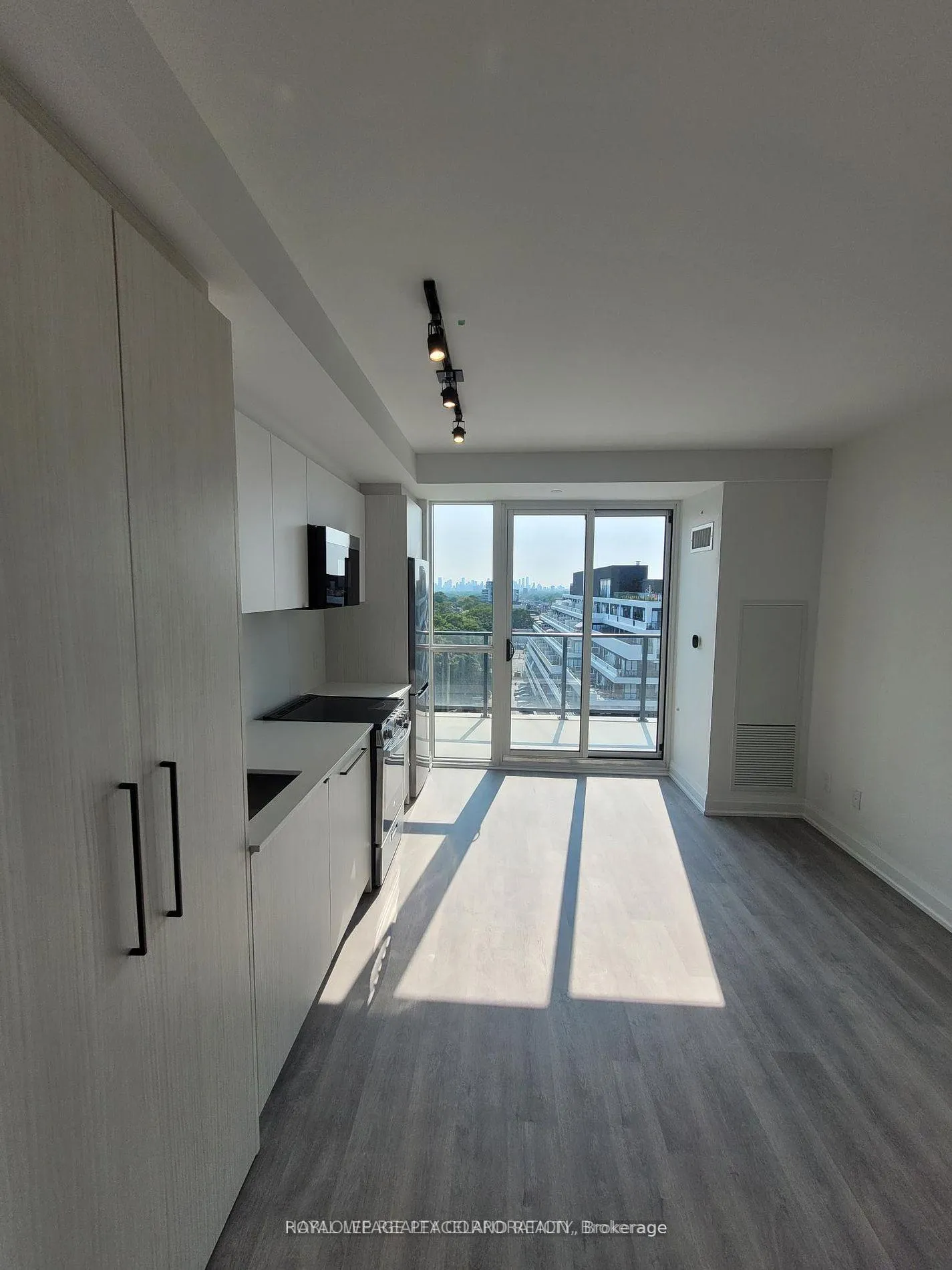 Photo 4 of Unit 911, 2369 Danforth Avenue, Toronto, East End-Danforth — HOMEH