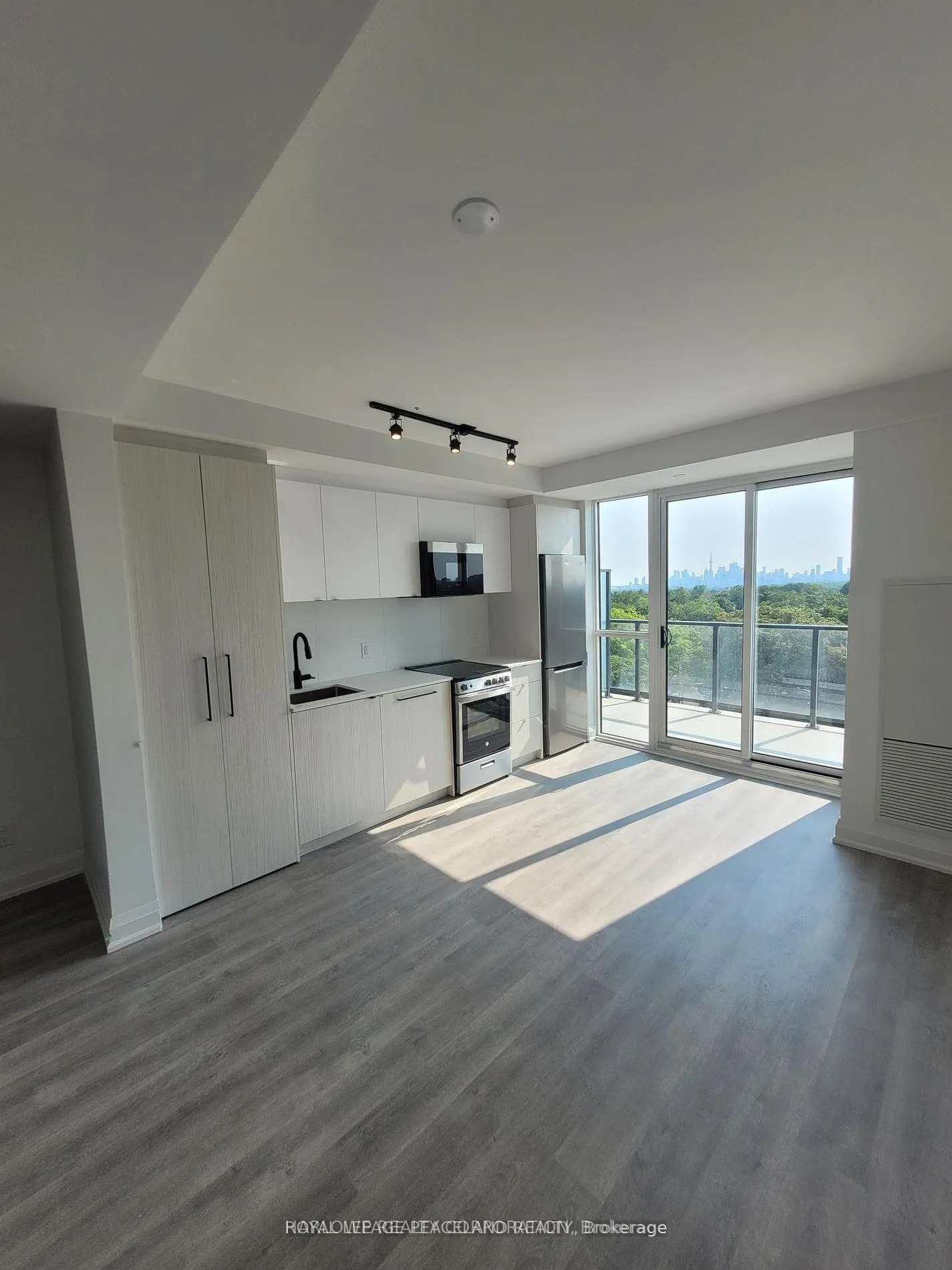 Photo 5 of Unit 911, 2369 Danforth Avenue, Toronto, East End-Danforth — HOMEH