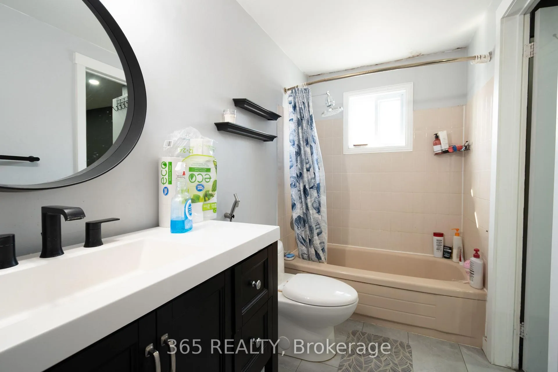 Photo 2 of 35 Corbett Drive, Barrie, Grove East — HOMEH