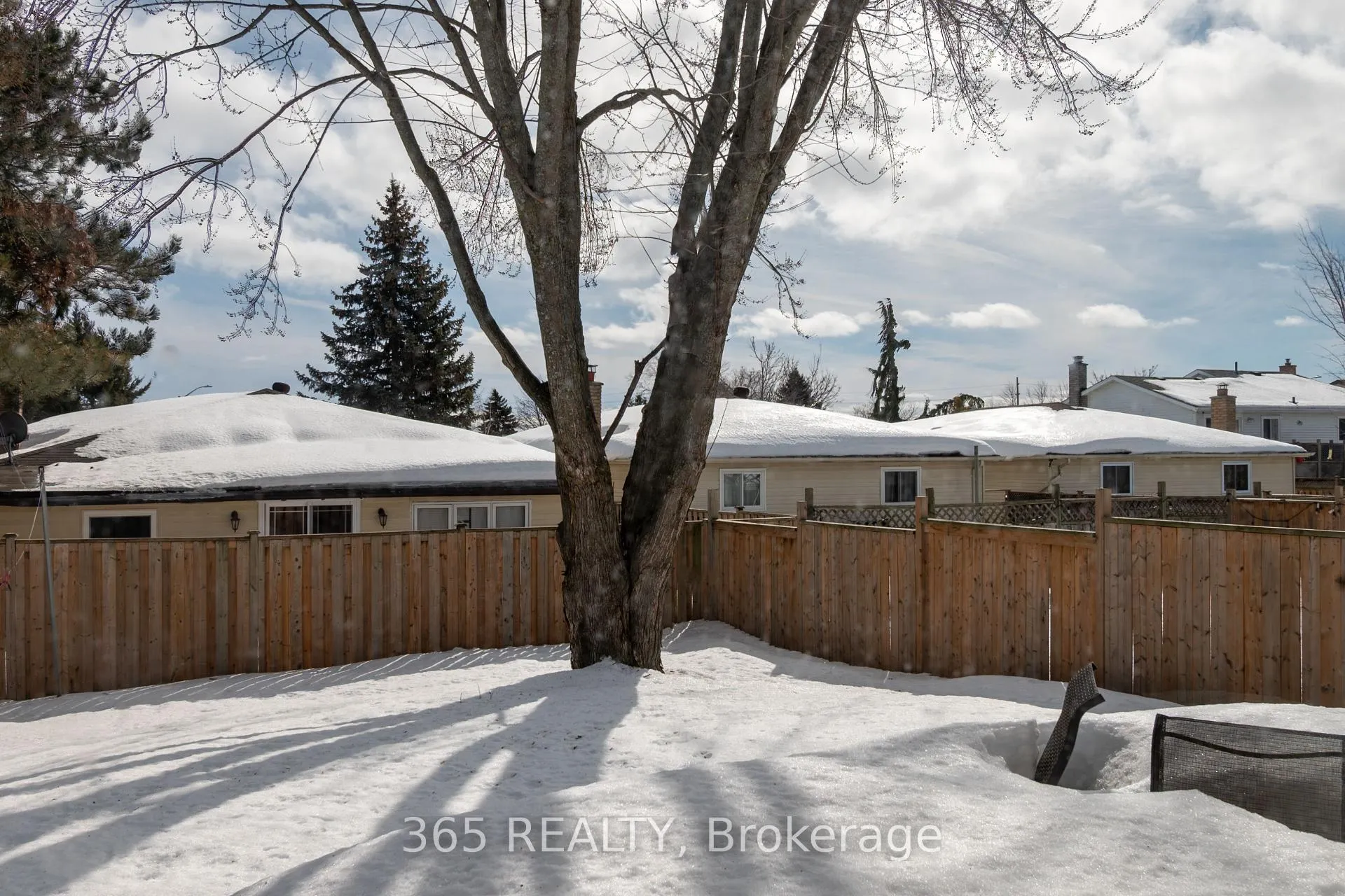 Photo 5 of 35 Corbett Drive, Barrie, Grove East — HOMEH