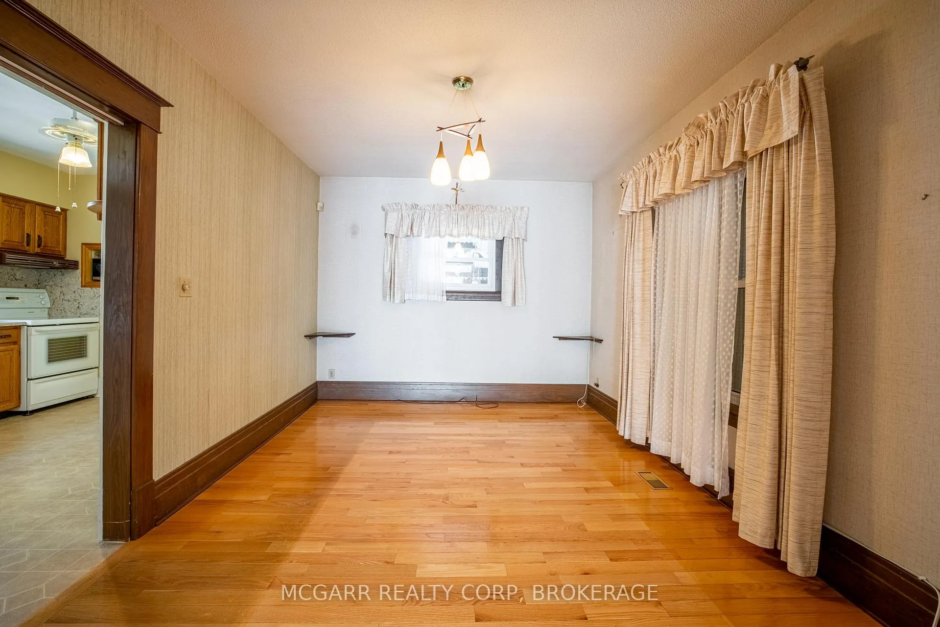Photo 11 of 160 Main Street, St. Catharines, Port Dalhousie — HOMEH