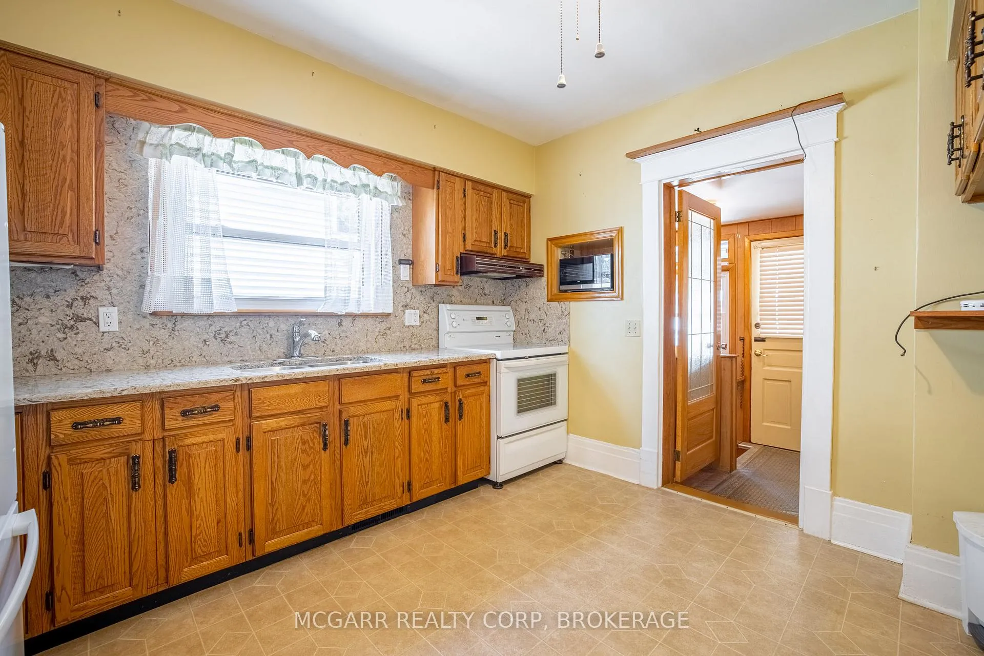 Photo 15 of 160 Main Street, St. Catharines, Port Dalhousie — HOMEH
