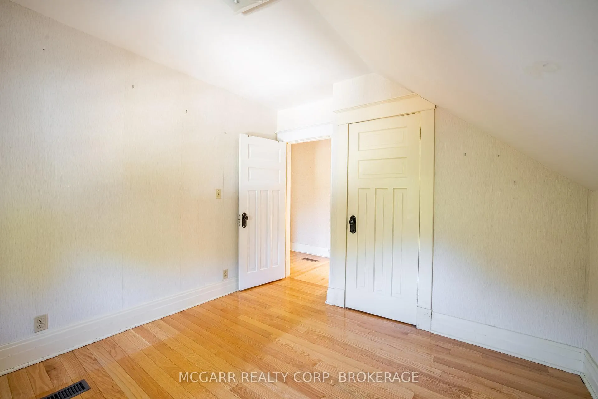 Photo 23 of 160 Main Street, St. Catharines, Port Dalhousie — HOMEH