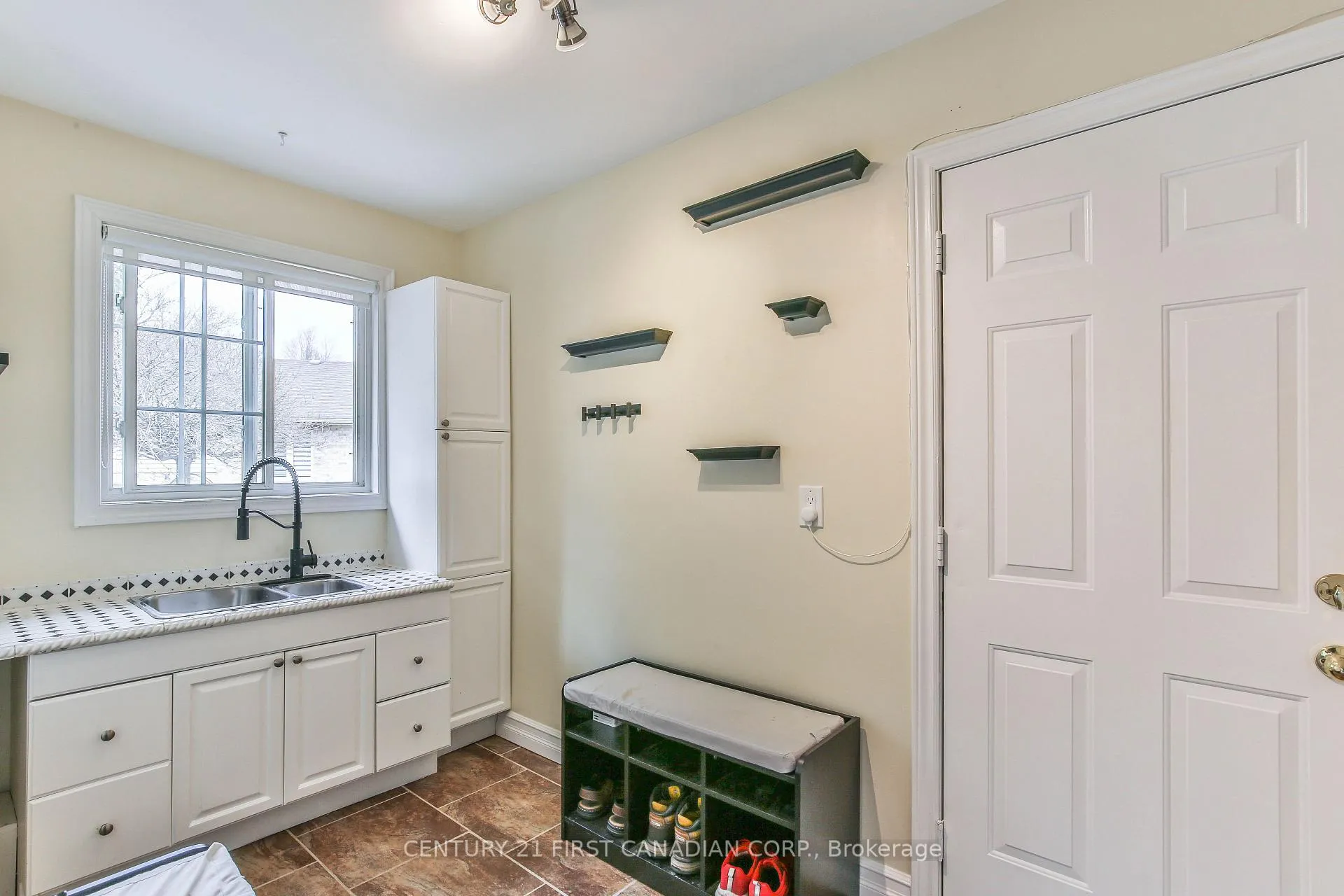 Photo 13 of 24 Linwood Drive, Thames Centre, Rural Thames Centre — HOMEH