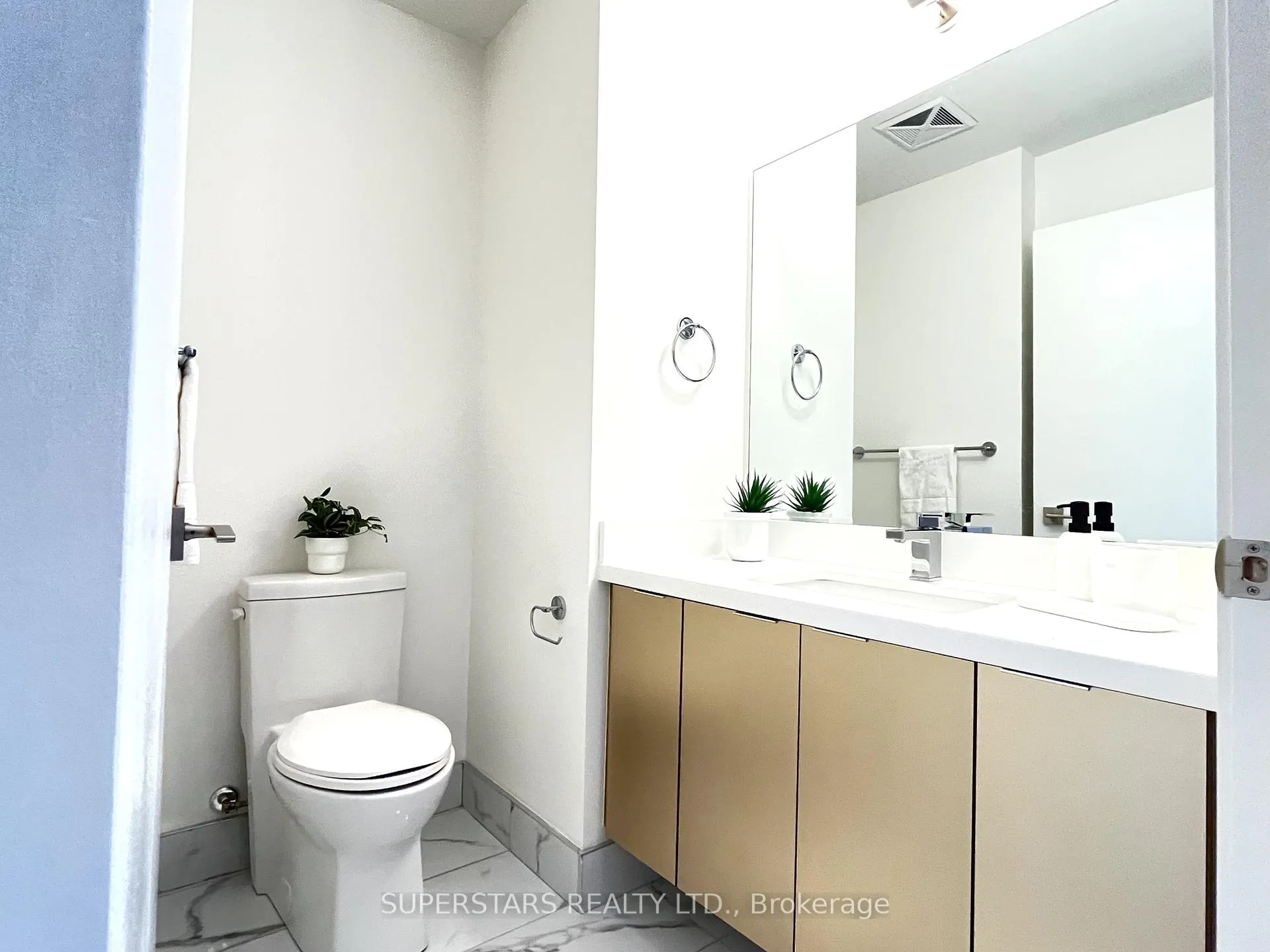 Photo 5 of Unit 1610, 2916 Highway 7 Road, Vaughan, Concord — HOMEH