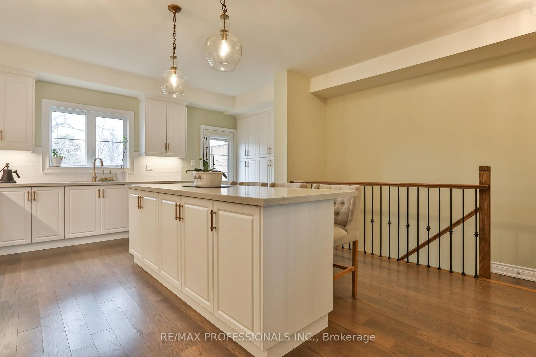 Photo 4 of 18 Dryden Way, Etobicoke, Willowridge-Martingrove-Richview — HOMEH