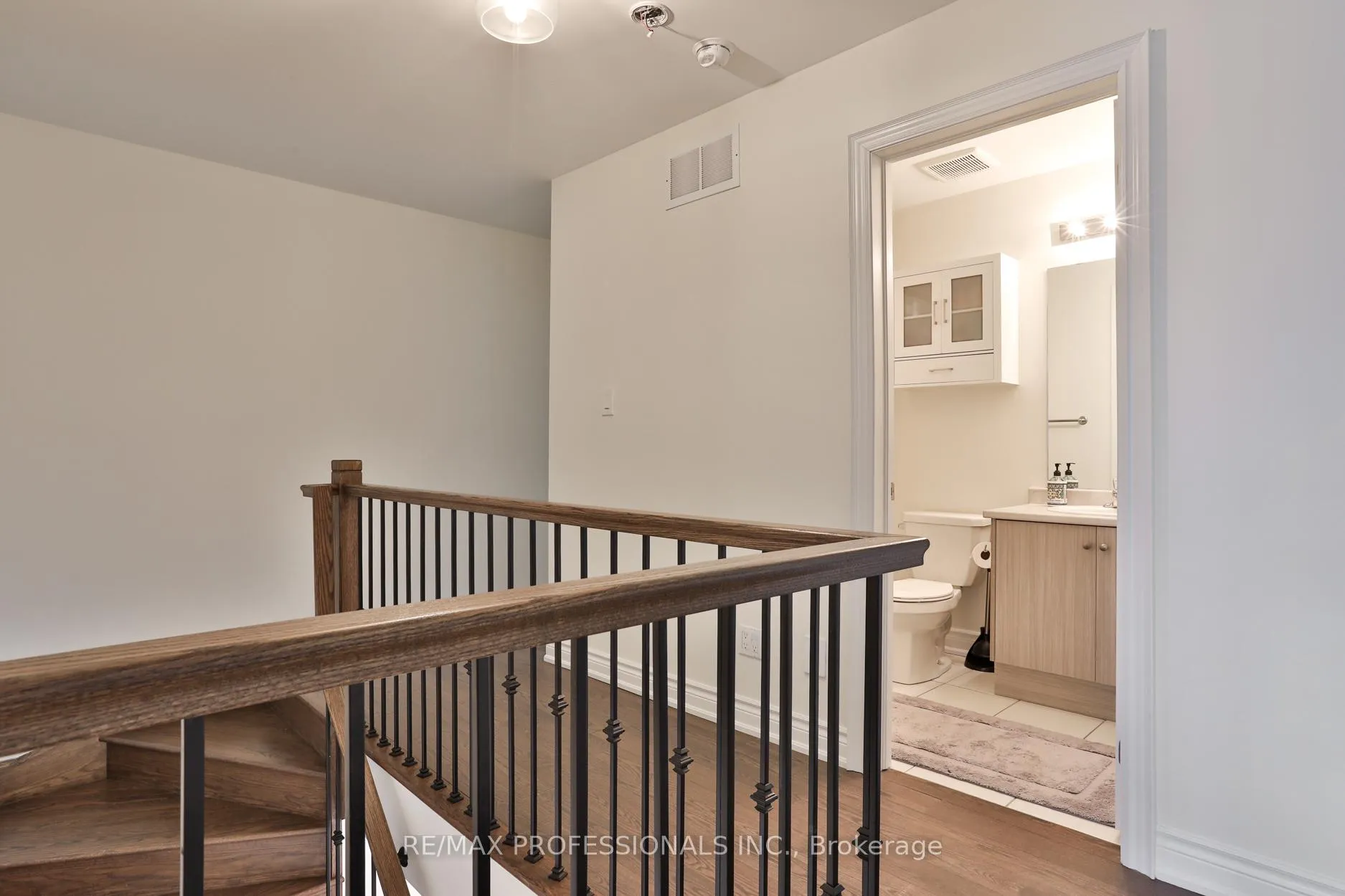 Photo 10 of 18 Dryden Way, Etobicoke, Willowridge-Martingrove-Richview — HOMEH