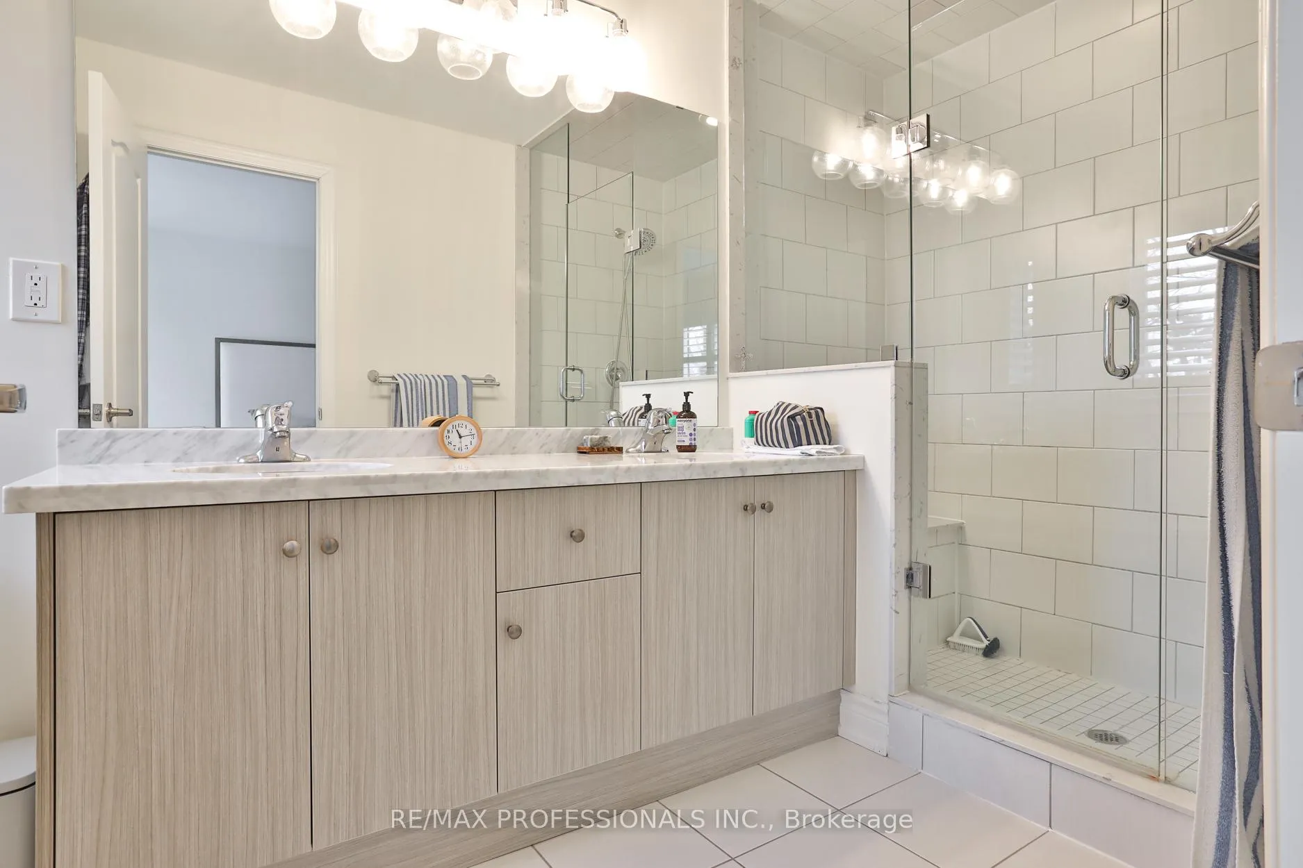 Photo 13 of 18 Dryden Way, Etobicoke, Willowridge-Martingrove-Richview — HOMEH