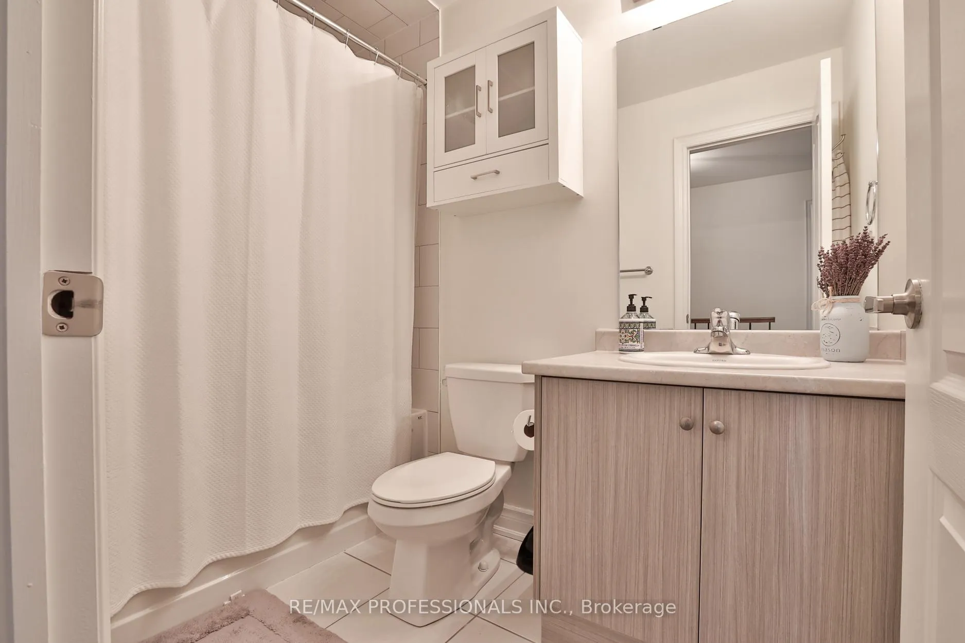 Photo 15 of 18 Dryden Way, Etobicoke, Willowridge-Martingrove-Richview — HOMEH
