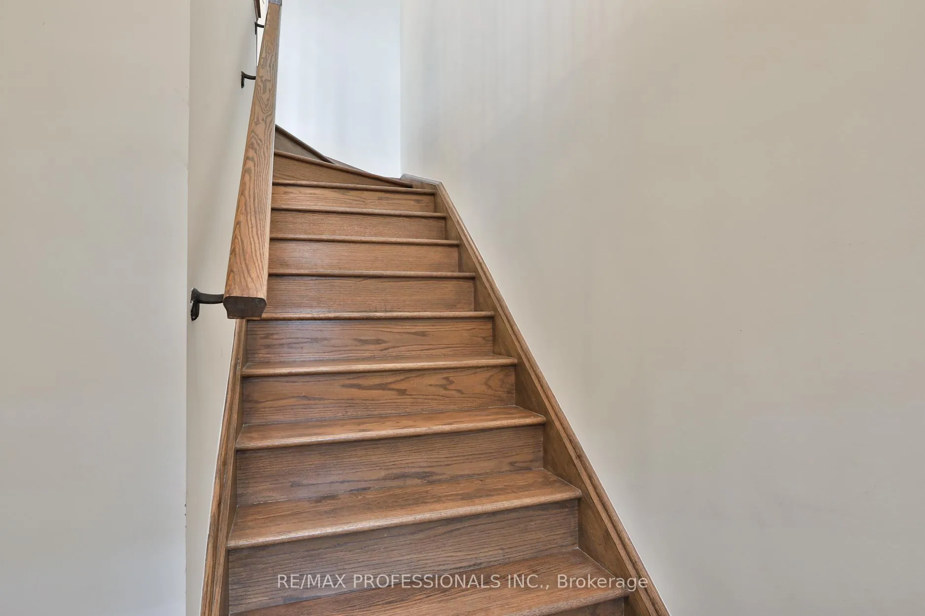 Photo 16 of 18 Dryden Way, Etobicoke, Willowridge-Martingrove-Richview — HOMEH