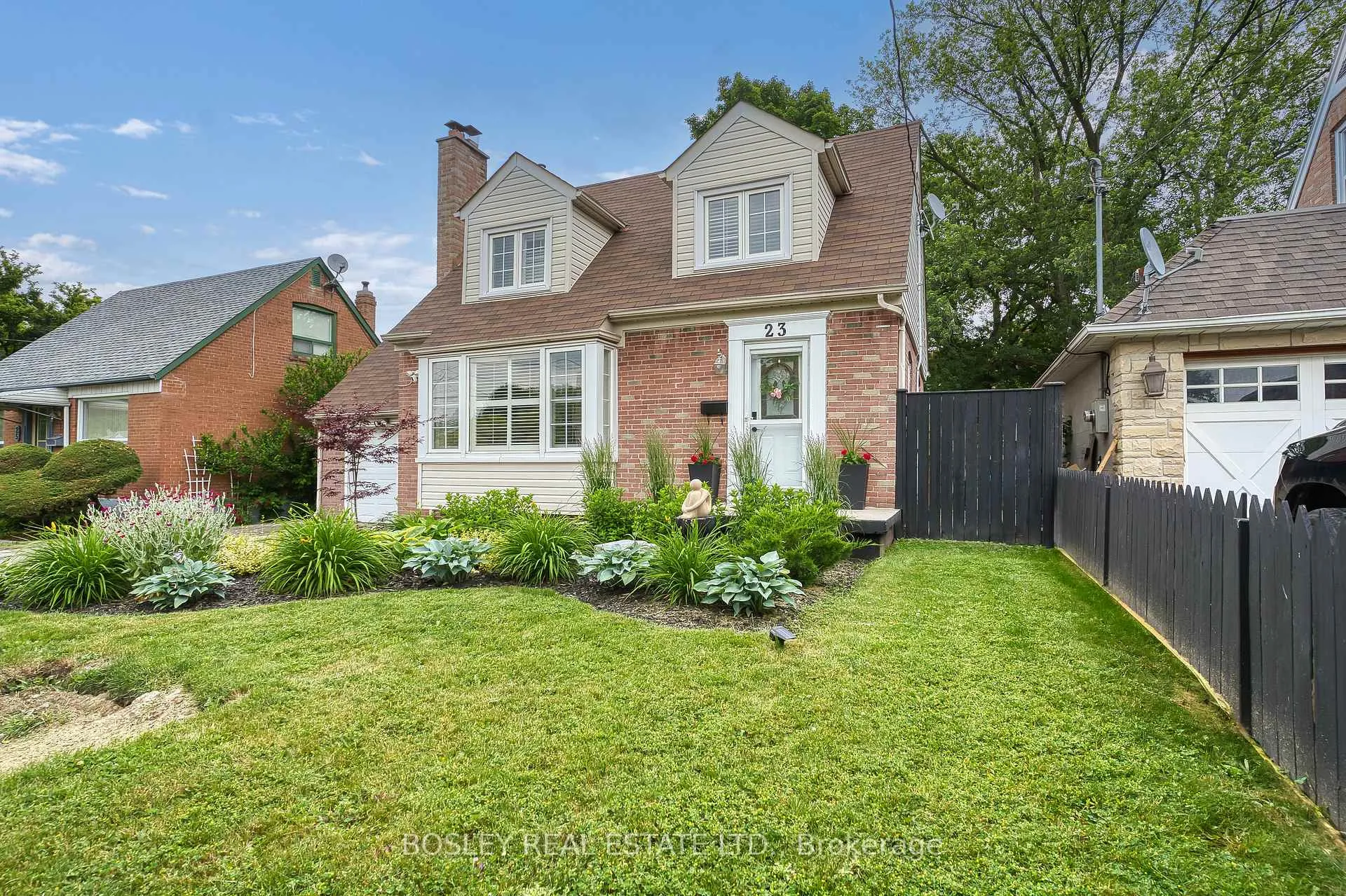 Photo 4 of 23 Farnsworth Drive, North York, Humberlea-Pelmo Park — HOMEH
