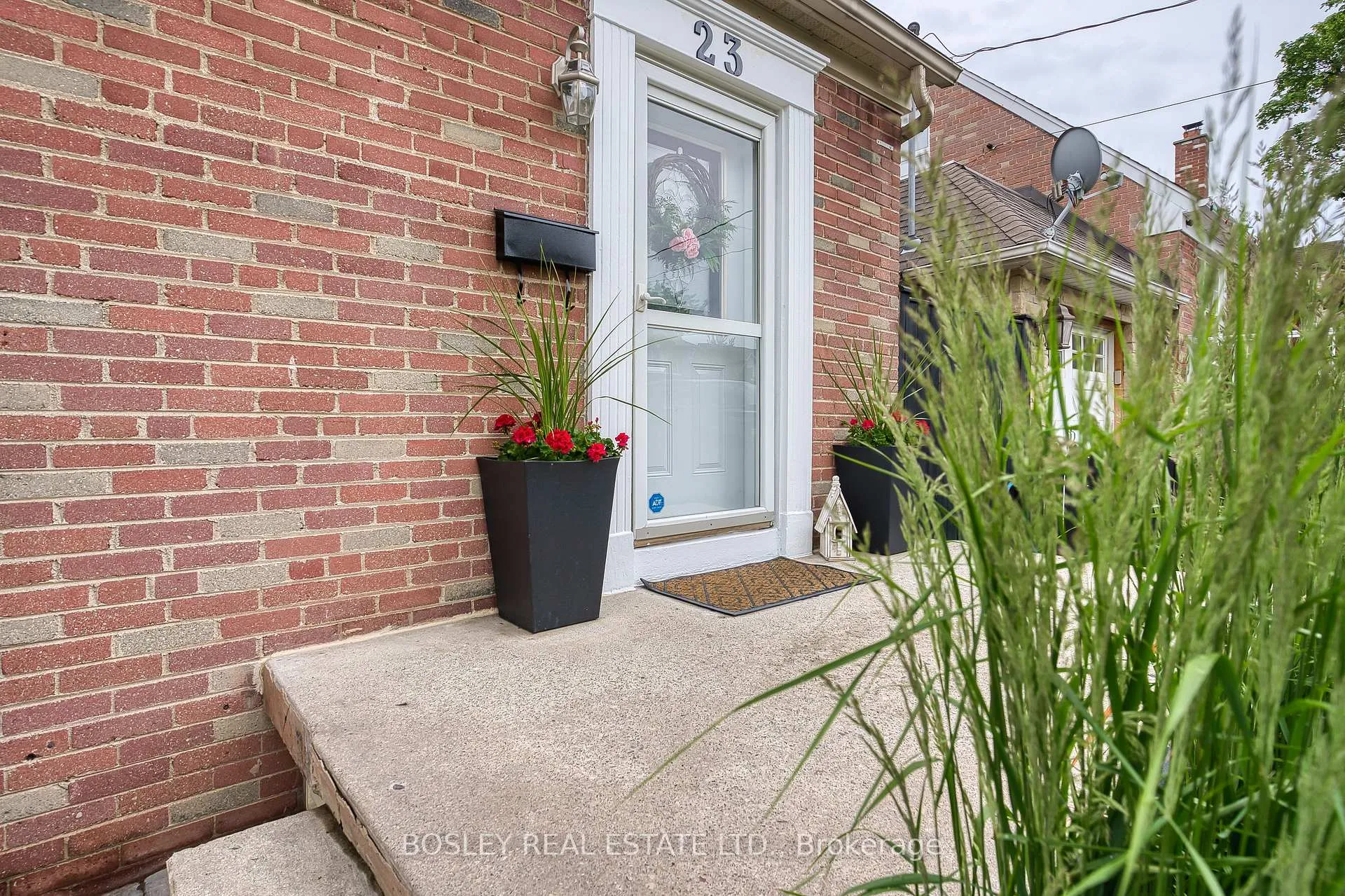 Photo 5 of 23 Farnsworth Drive, North York, Humberlea-Pelmo Park — HOMEH