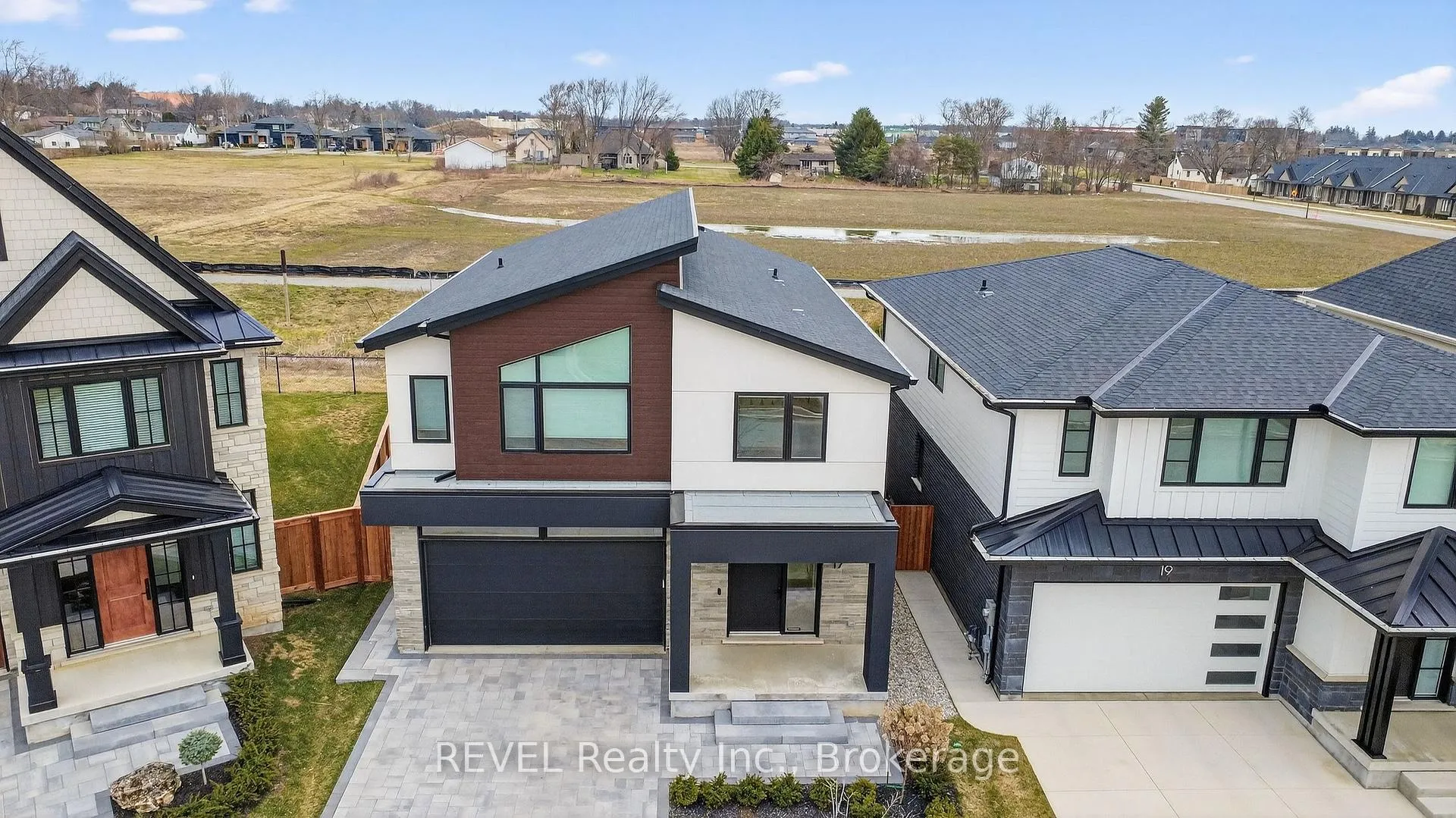 Photo 2 of 17 Arsenault Crescent, Pelham, Fonthill — HOMEH
