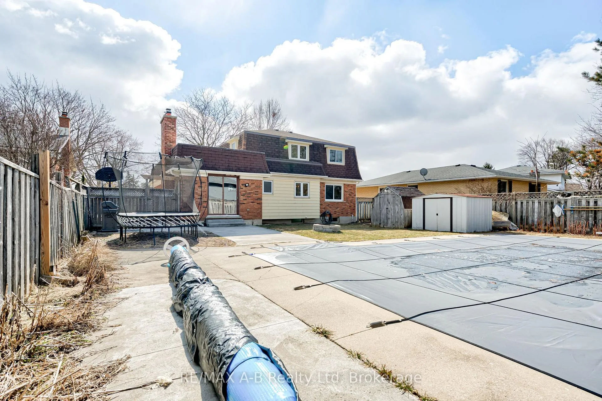 Photo 4 of 90 Windemere Crescent, Stratford — HOMEH