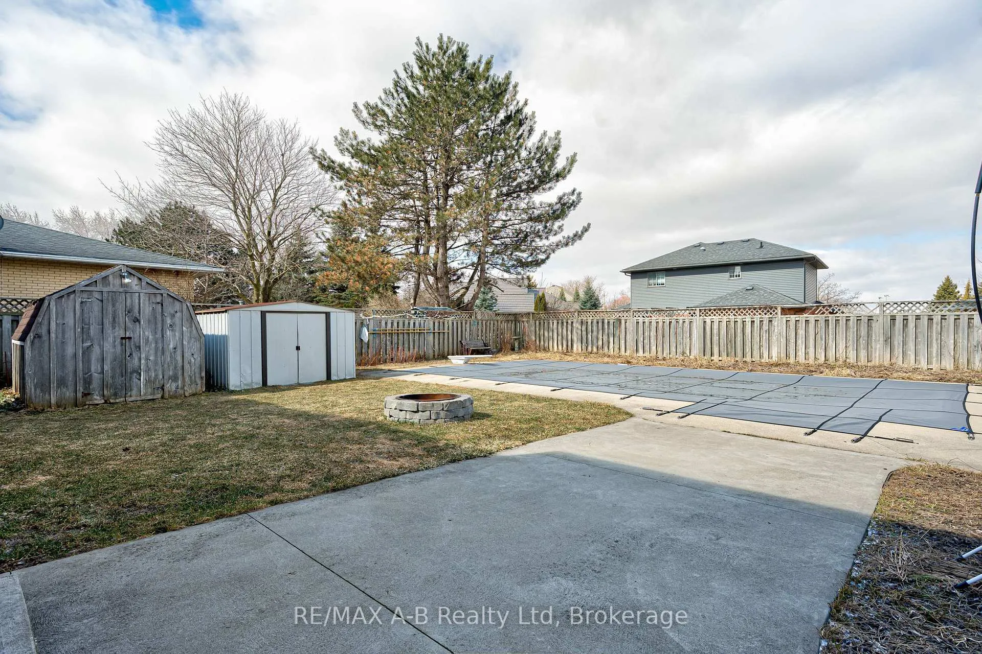 Photo 5 of 90 Windemere Crescent, Stratford — HOMEH