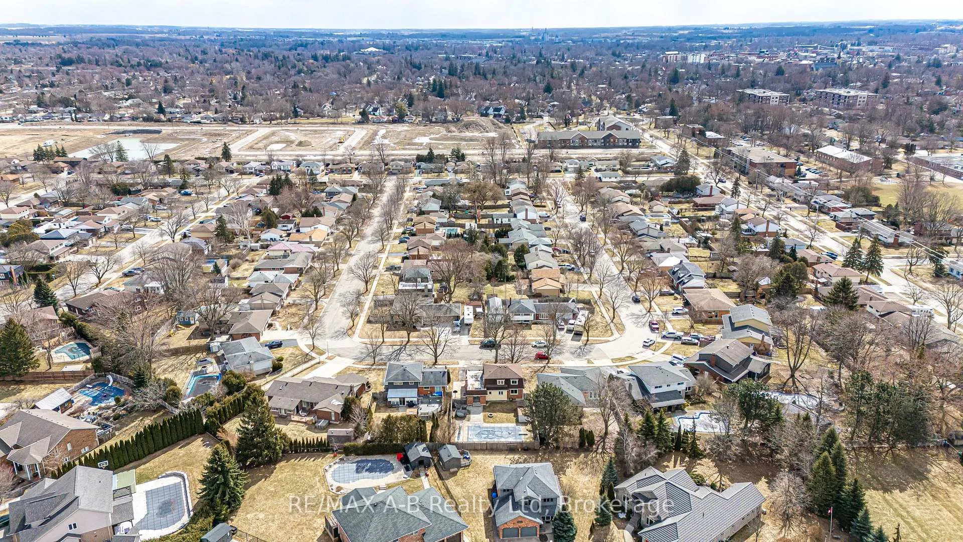 Photo 9 of 90 Windemere Crescent, Stratford — HOMEH