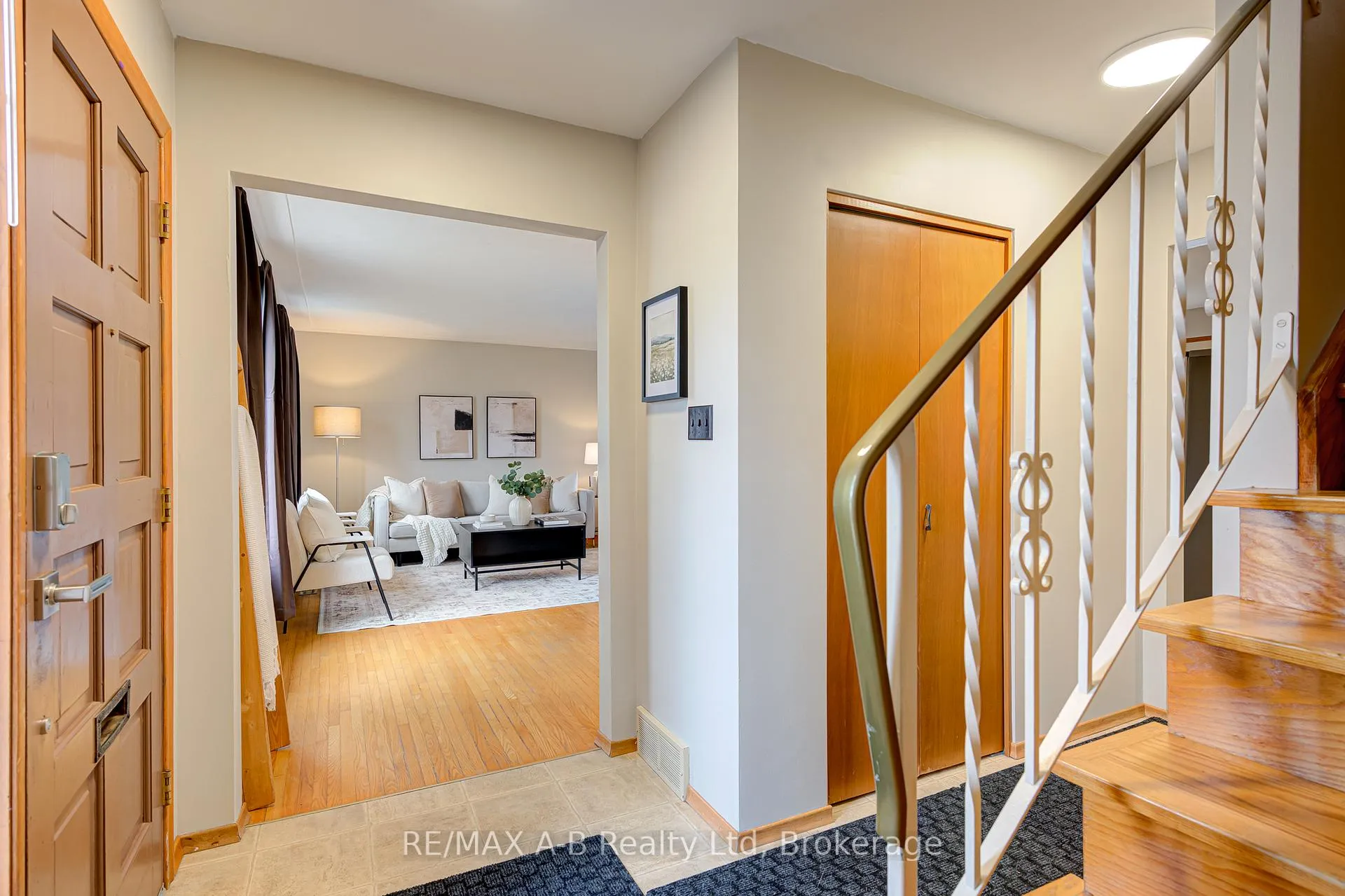 Photo 10 of 90 Windemere Crescent, Stratford — HOMEH