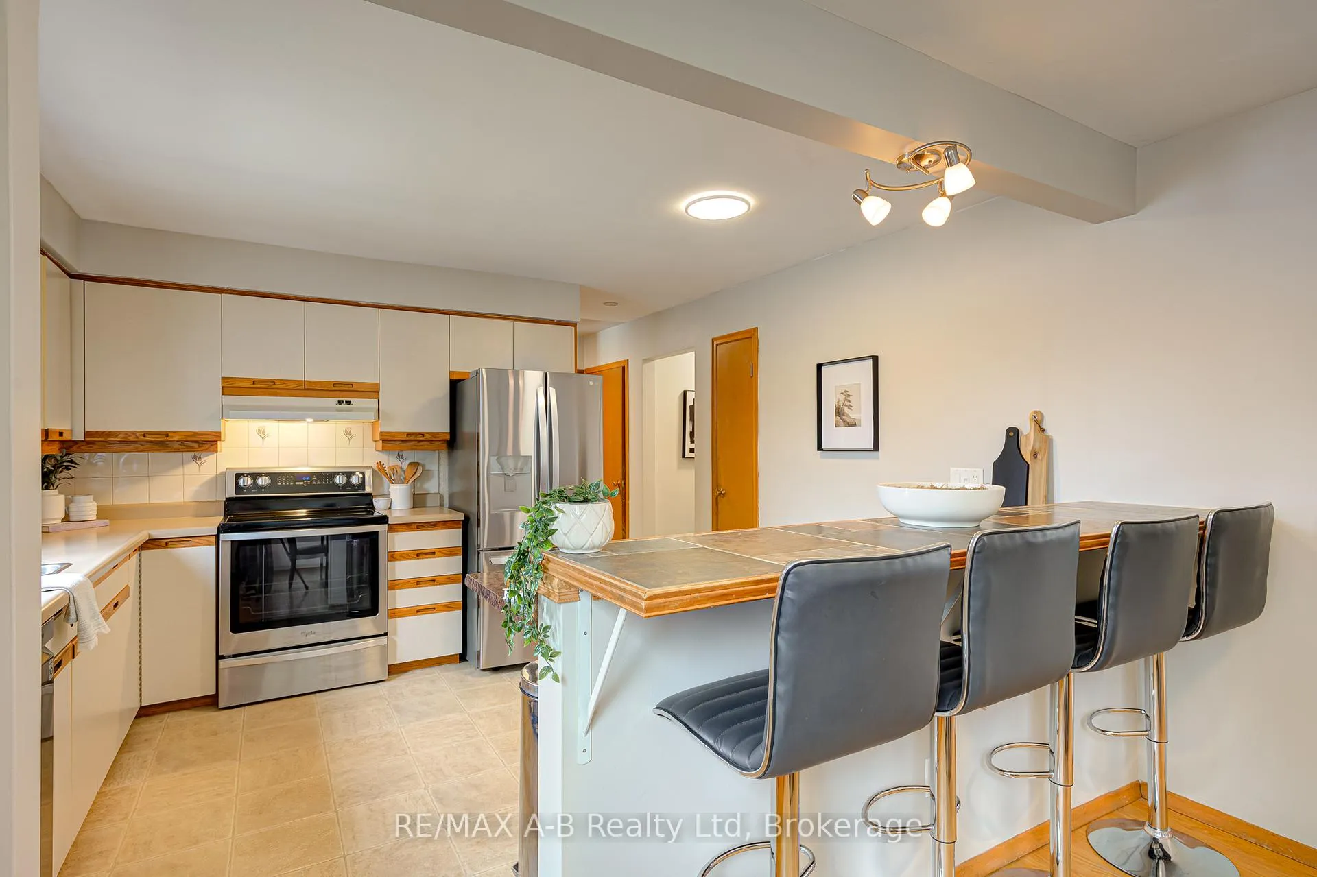 Photo 15 of 90 Windemere Crescent, Stratford — HOMEH
